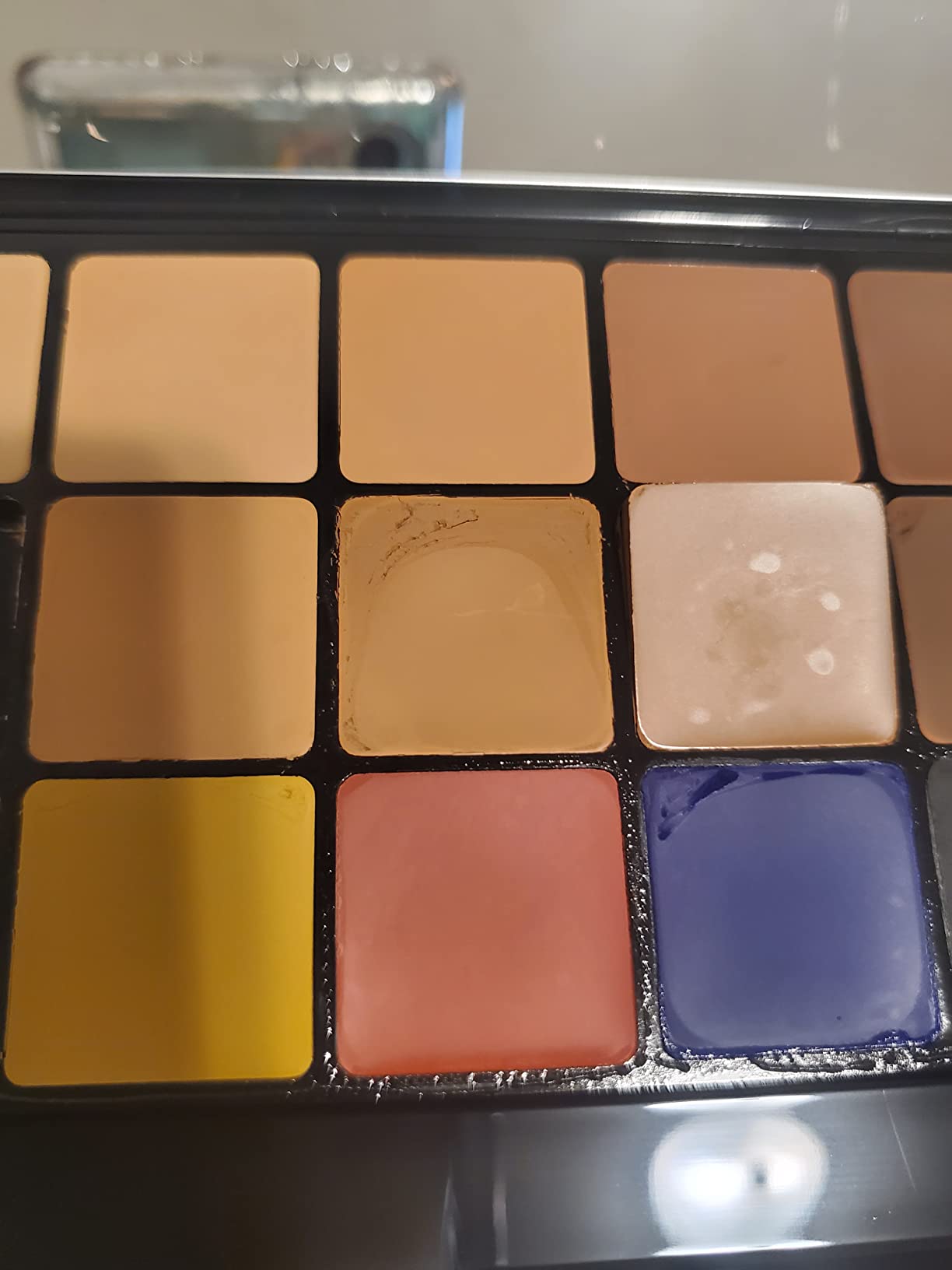 RCMA Makeup Vincent Kehoe KJB 18 Part Foundation & Concealer Palette, Professional Cream Makeup Artist Palette for Custom Complexion Mixing, Contour & Highlight Kit, Vegan & Cruelty-Free, (18 Colors) customer photo 2