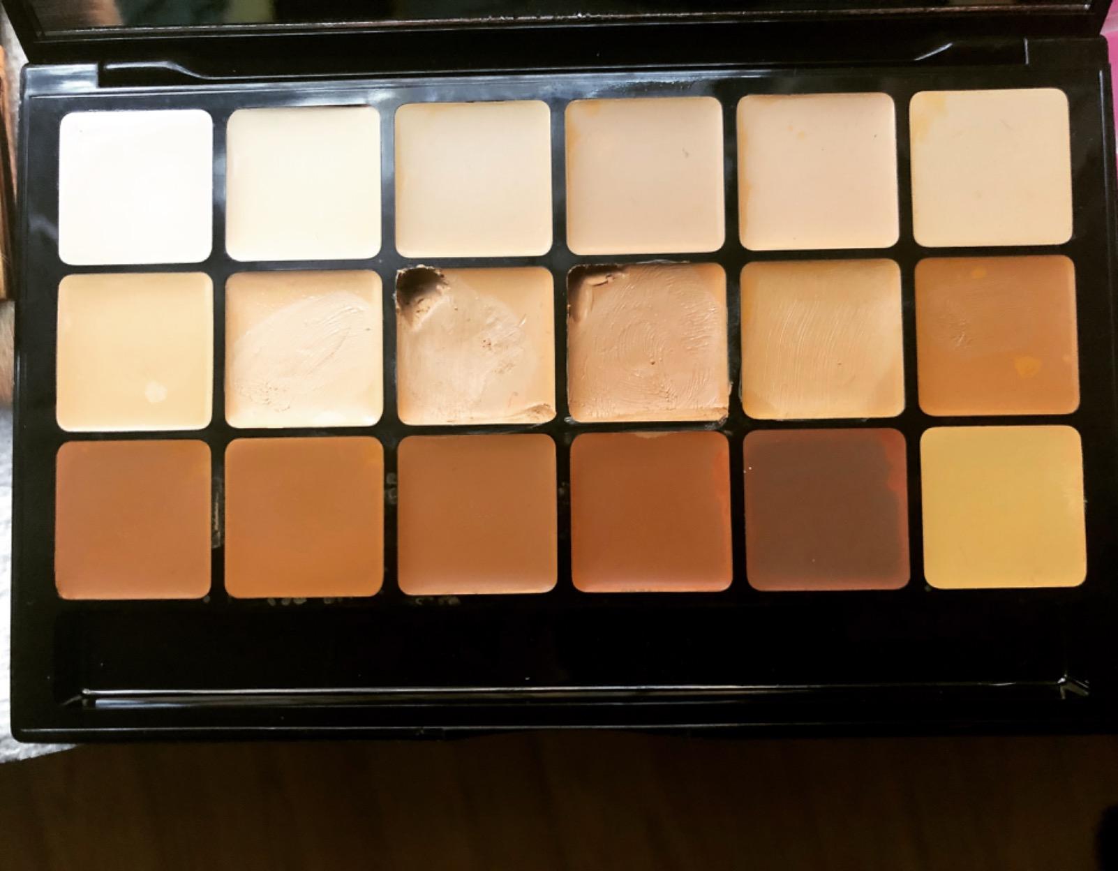 Glamour Crème Ultra HD Foundation Super Palettes - Foundation Palette, Contour Makeup, Foundation for Professional Makeup Kit, Face Makeup for Full Coverage - Warm Color customer photo 1