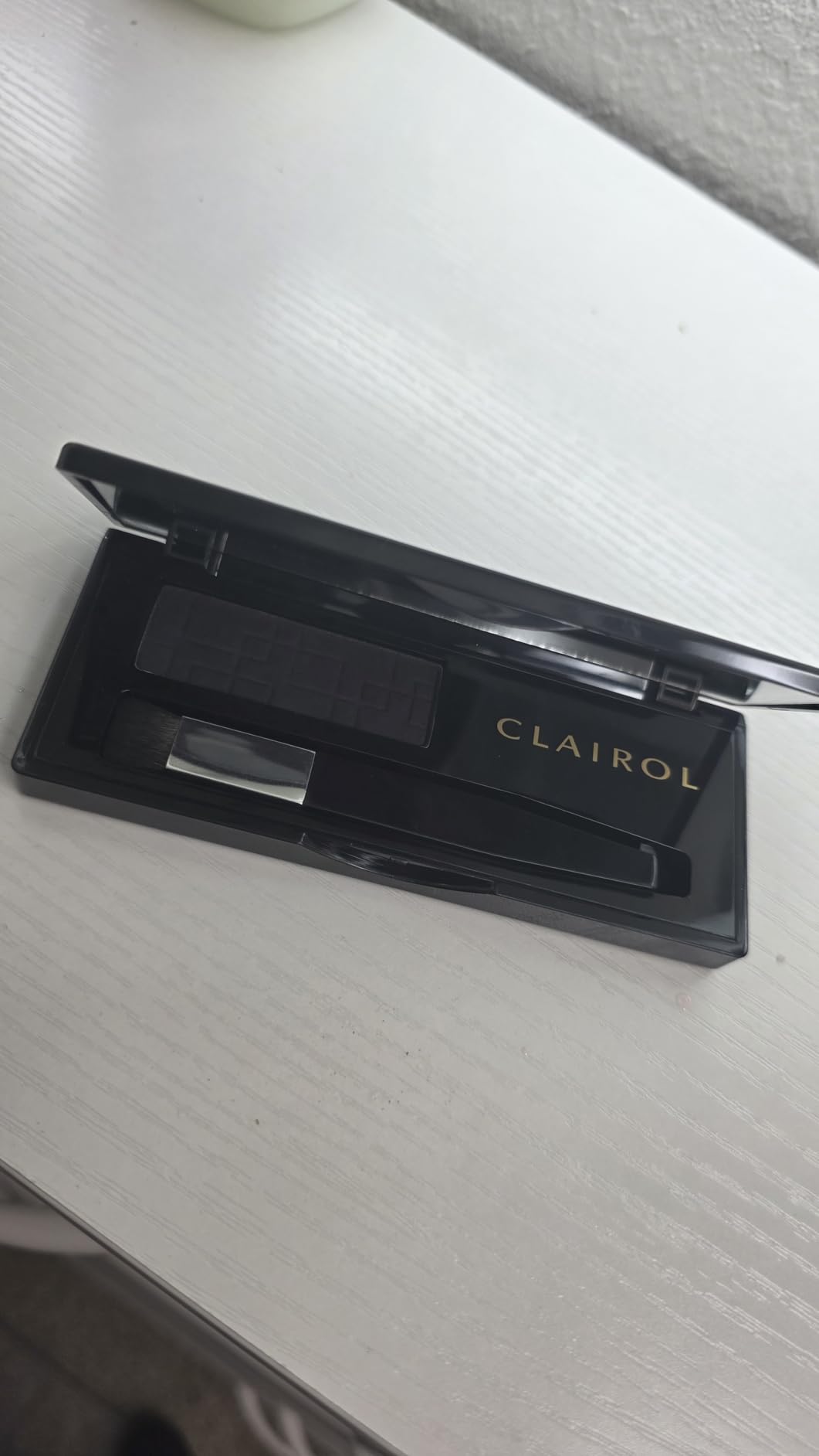 Clairol Root Touch-Up Temporary Concealing Powder, Medium Brown Hair Color | Ammonia Free | Instantly Cover Roots + Define Eyebrows | On-the-Go Compact with Mirror and Application Brush | Pack of 1 customer photo 1