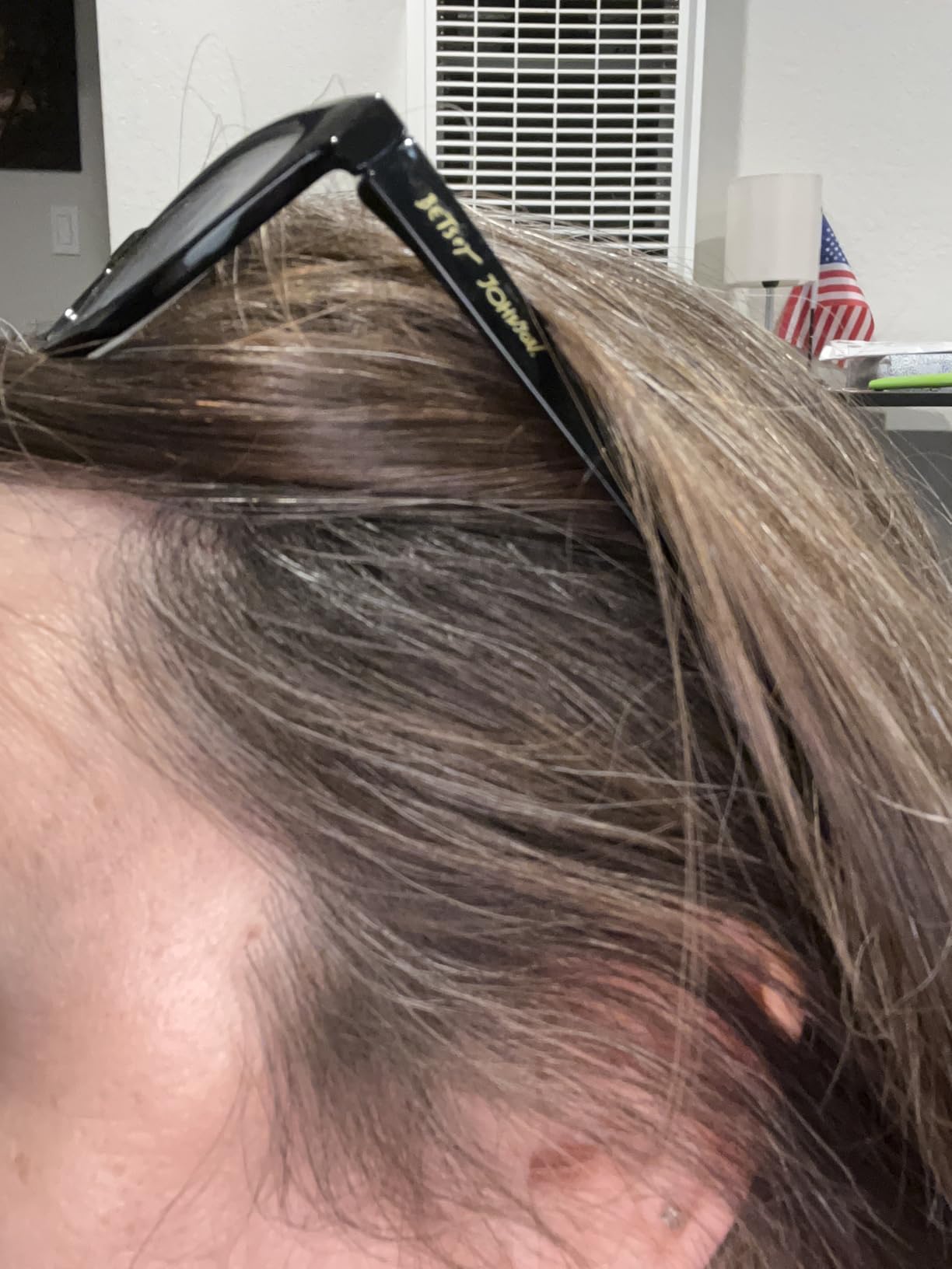 L'Oreal Paris Magic Root Precision Pen, Temporary Gray Hair Cover Up Concealer Brush with Washable Formula, Hair Concealer for Scattered Grays, 4 Dark Brown, 0.05 fl oz customer photo 1
