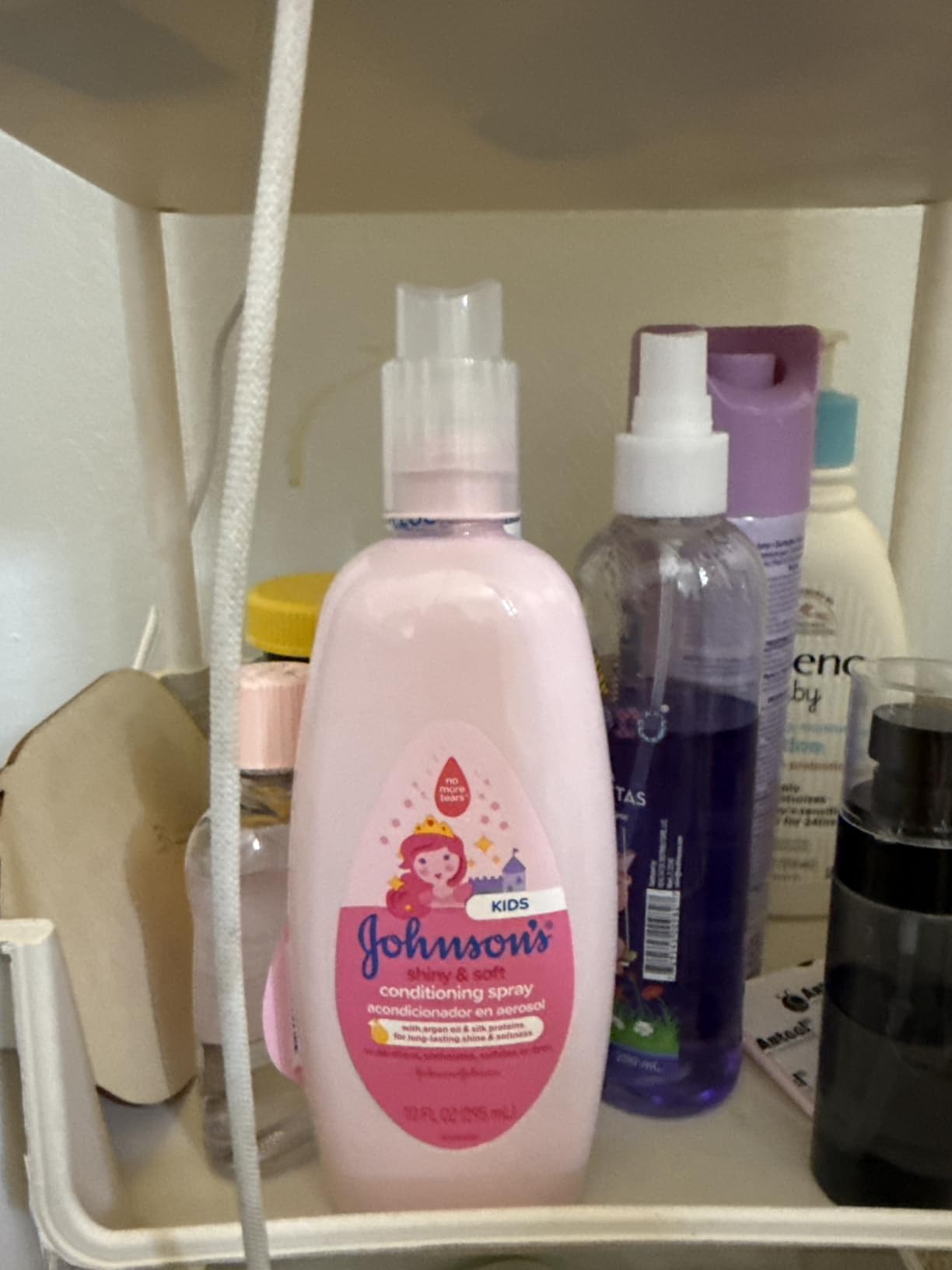 Johnson's Kids Shiny & Soft Hair Conditioning Spray with Argan Oil & Silk Proteins, Tear-Free Conditioning Spray for Shine & Softness, Gentle for Toddler Haircare, 10 fl. oz customer photo 1
