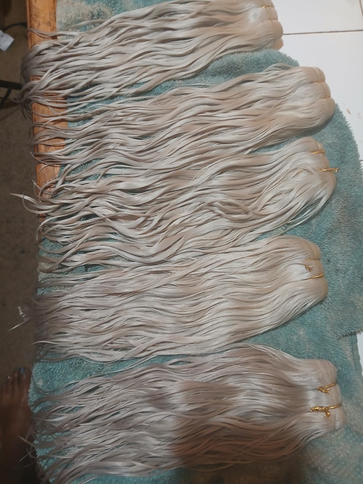 Easyouth Weft Hair Extensions Blonde Seamless Hair Extensions Sew in White Blonde Straight Dyeable Hair Extension Real Human Hair Weft for White Women 14 Inch 70G customer photo 2