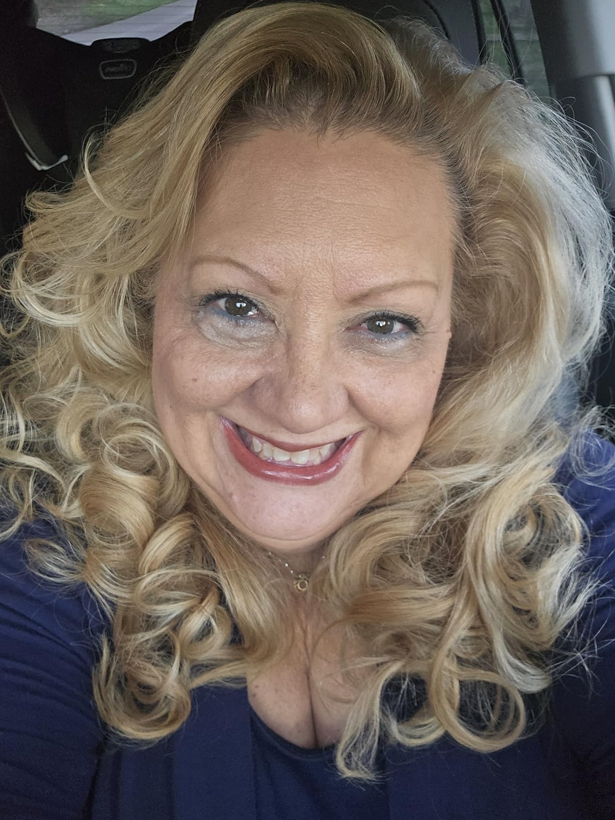 SexyHair Big Spray & Stay Intense Hold Hairspray | Extreme Hold and Shine | Up to 72 Hour Humidity Resistance | All Hair Types customer photo 2