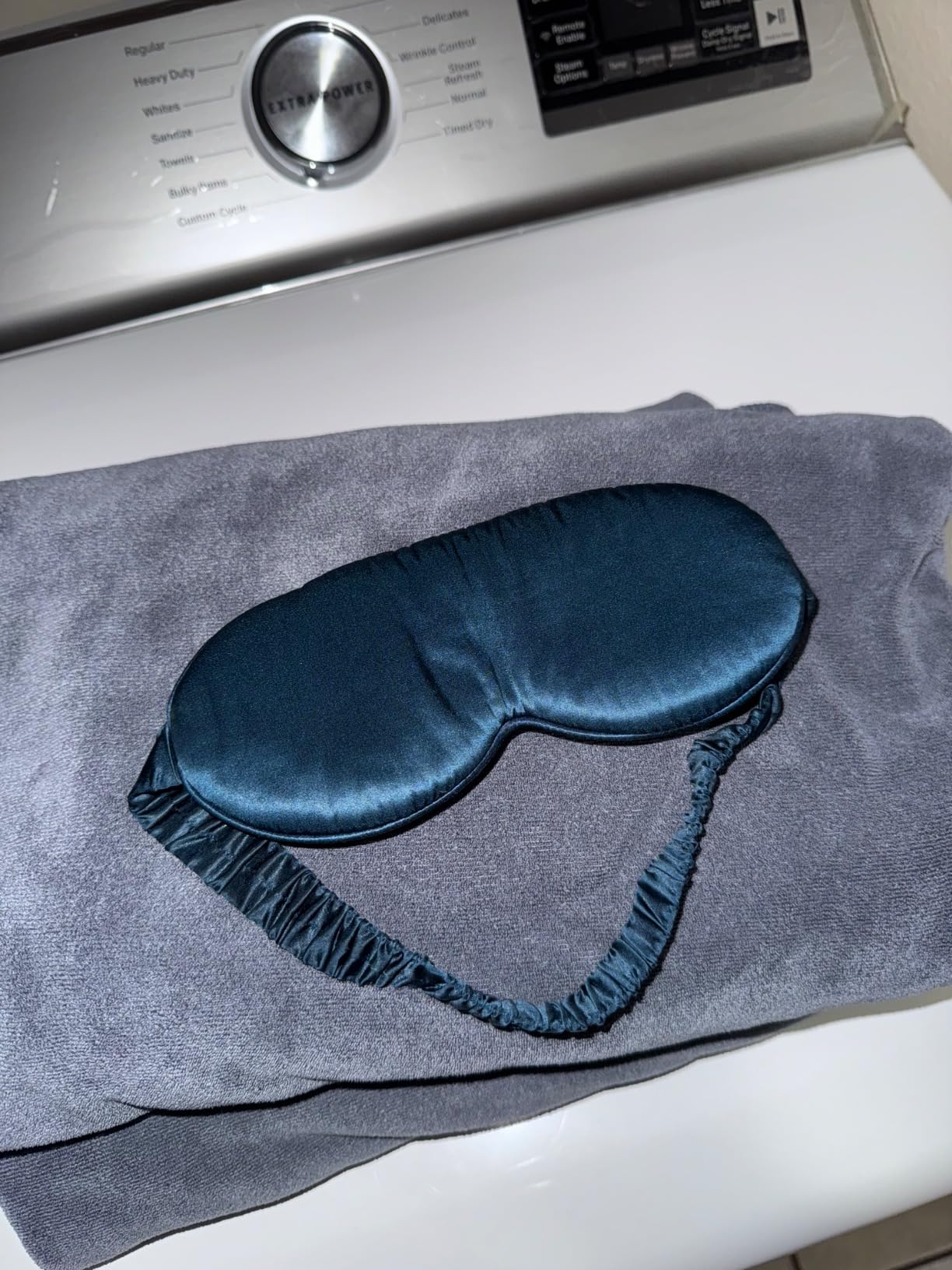 SUNDAYSILKS Exclusive Mulberry Silk Sleep Mask | Soft Eye Covers, Blackout Sleeping Mask for Women & Men | Silk Eye Mask for Sleep, Travel, and Relaxation | Antifaz para Dormir [Midnight Black] customer photo 1