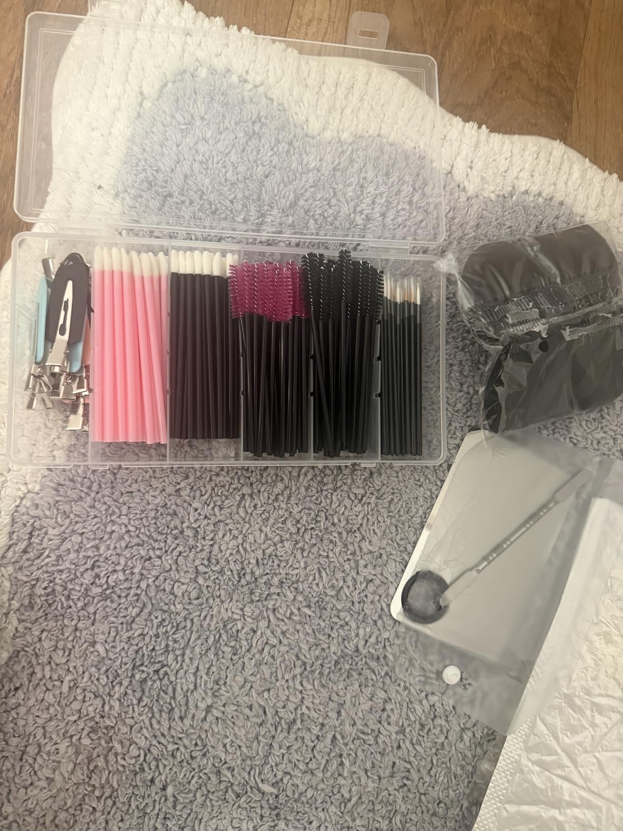 Disposable Makeup Applicators Kit with Triangle Puff Mixing Palette, Artist Supplies Disposable Mascara Wands, Lip Brushes, Hair Clips Powder Puffs for Face with Storage Box customer photo 1