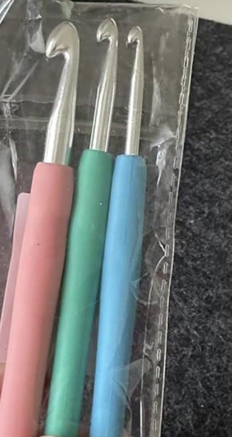 3 Sizes Crochet Hooks 5.0mm 6.5mm 9.0mm Crochet Hooks for Arthritic Hands | Ergonomic Crochet Hooks, 5.5 inch Long Color Soft Handle Smooth Knitting Needle for Knitting Sweaters, Scarves and Hats customer photo 1