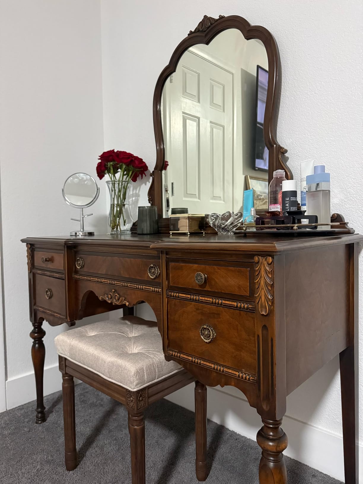 LUE BONA Upholstered Fabric Vanity Bench Seat, Makeup Stools for Vanity, Square Tufted Ottoman Bench with Carved Dark Brown Legs for Bedroom Living Room, Linen Color customer photo 2