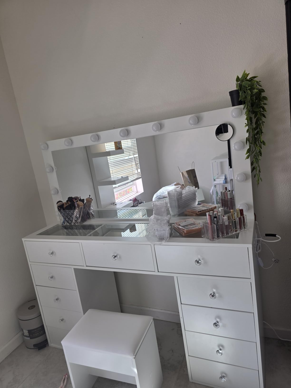 Yanosaku Vanity Desk & Power Outl, Makeup Vanity with Mirror and 12 LED Lights, Makeup Table with 11 Drawers, Vanity Table with Chair, Set 3 Lighting Modes Brightness Adjustable-(White) customer photo 1