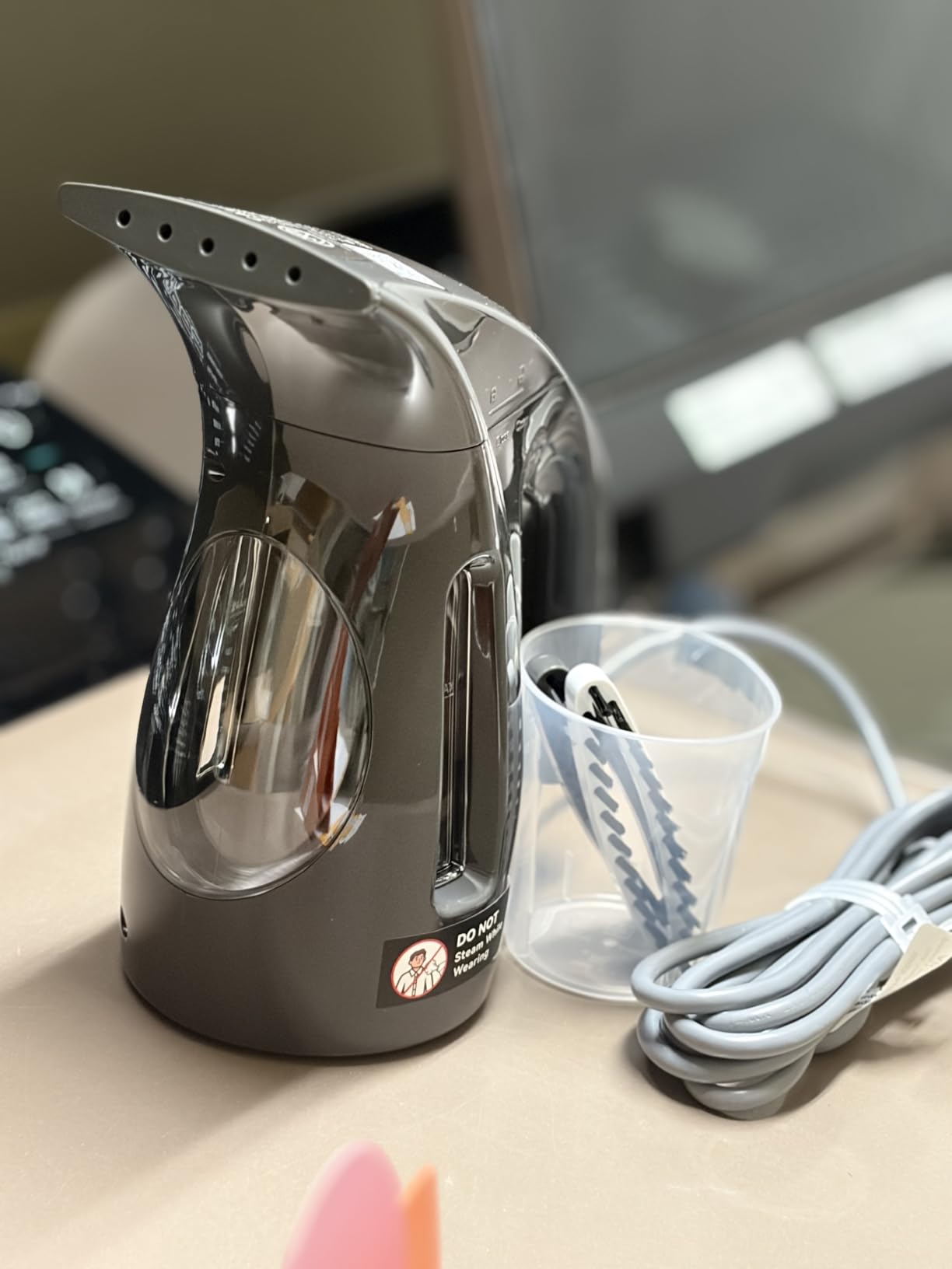 HiLIFE Steamer for Clothes, Portable Handheld Design, 240ml Big Capacity, 700W, Strong Penetrating Steam, Removes Wrinkle, for Home, Office(ONLY FOR 120V) - Black customer photo 2