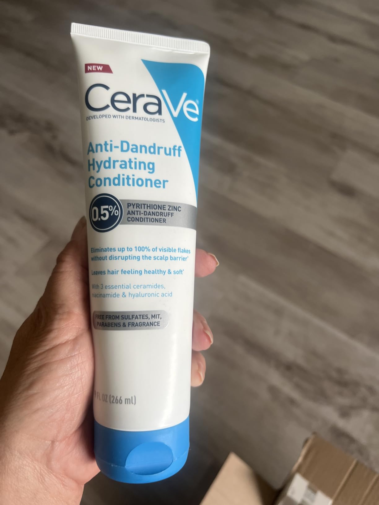 CeraVe Hydrating Anti Dandruff Conditioner with Hyaluronic Acid, 9oz | 0.5% Pyrithione Zinc Dandruff Treatment with Niacinamide That Helps Eliminate Flakes and Reduce Itchy Scalp, Sulfate-Free customer photo 1