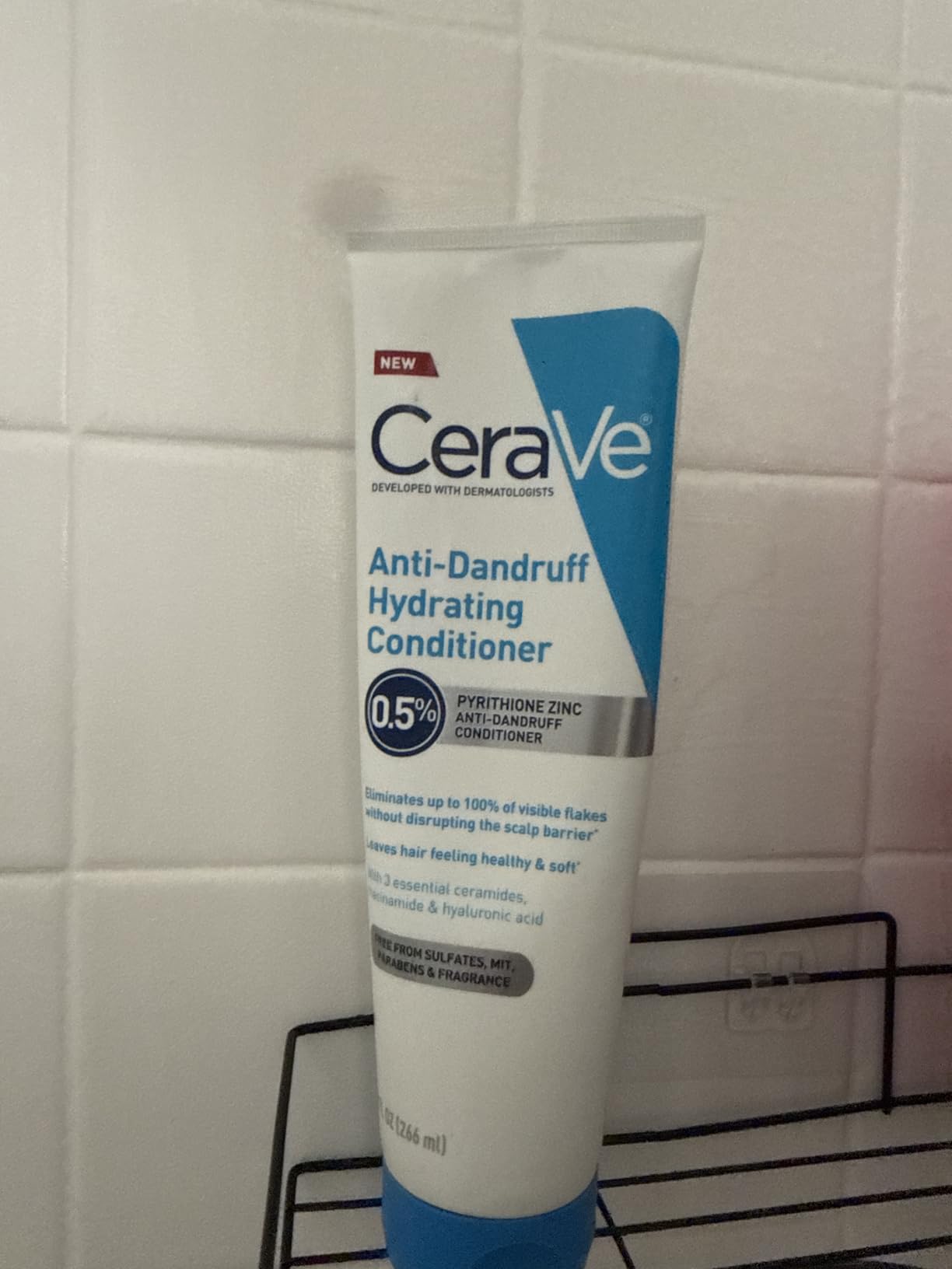 CeraVe Hydrating Anti Dandruff Conditioner with Hyaluronic Acid, 9oz | 0.5% Pyrithione Zinc Dandruff Treatment with Niacinamide That Helps Eliminate Flakes and Reduce Itchy Scalp, Sulfate-Free customer photo 2