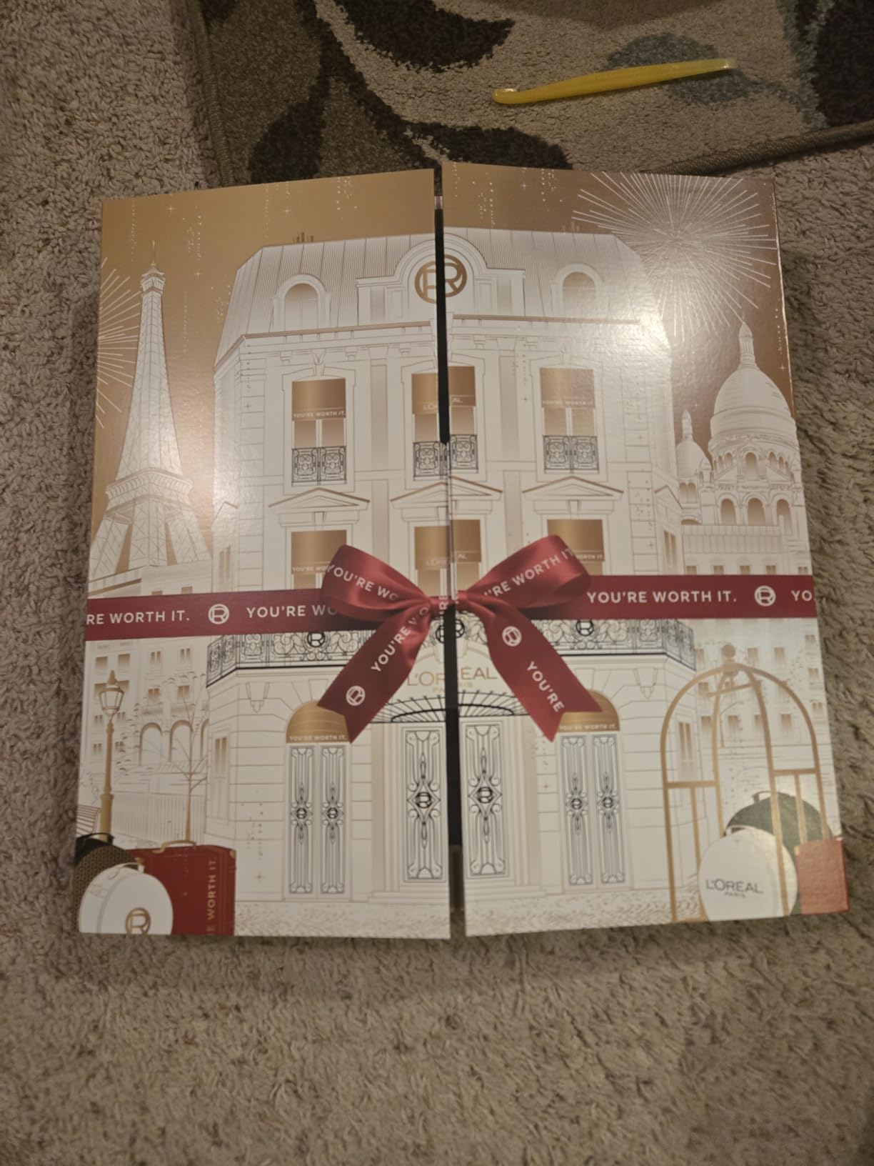 L'Oreal Paris 24 Day Beauty Advent Calendar 2025, Holiday Gift Set Includes Deluxe-Sized and Miniature Makeup, Skincare and Haircare Products customer photo 1