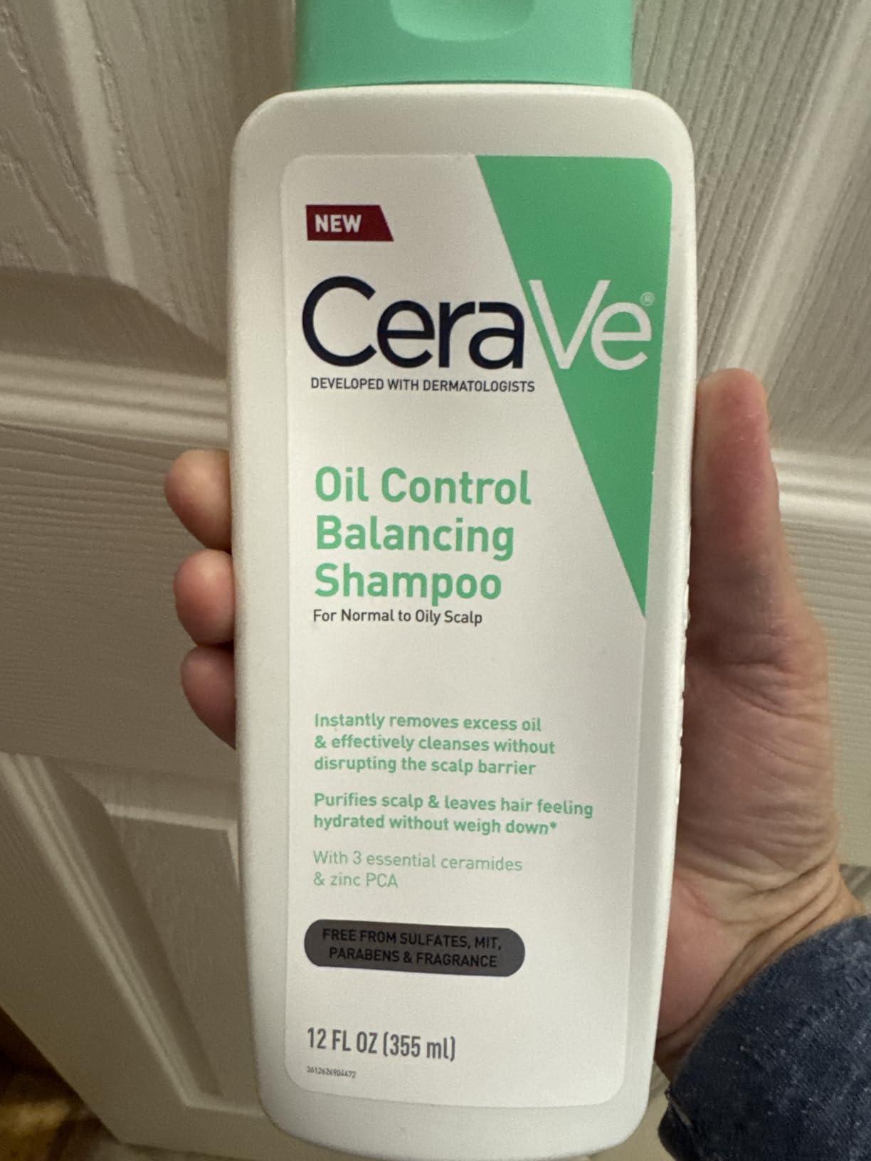 CeraVe Oil Control Shampoo, Clarifying Shampoo with Hyaluronic Acid, 12oz | Sulfate-Free Oily Hair Formula with Ceramides Deeply Purifies To Remove Excess Oil While Delivering Lightweight Hydration customer photo 2