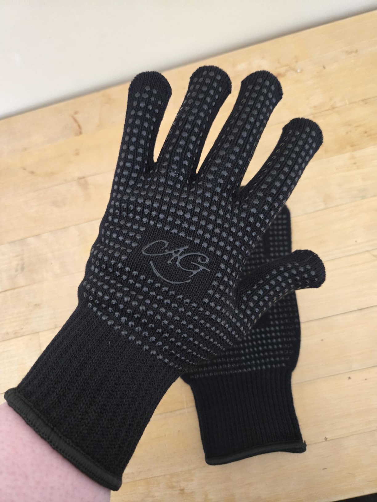 ANGENIL 2 Pcs Professional Heat Resistant Gloves, White Silicone Protrusion Heat Resistant Gloves for Hair Styling for Curling Iron Wand and Hair Styling Tools, Hot-Air Brushes, White customer photo 2