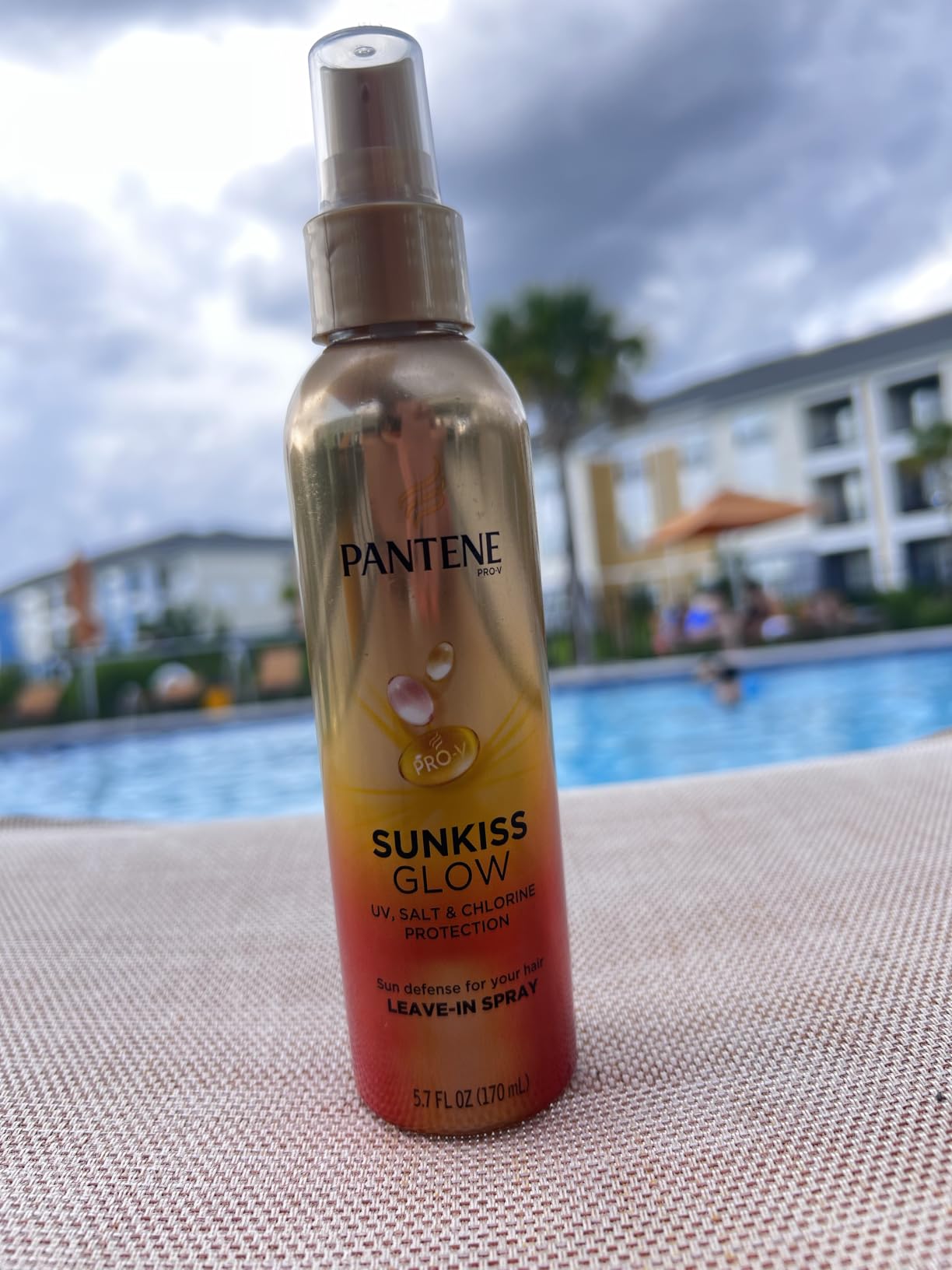 Pantene Sunkiss Glow Multitasking Spray, UV Hair Protection, Repairs Damage, Leave-In Conditioning Treatment, 5.7 oz customer photo 1
