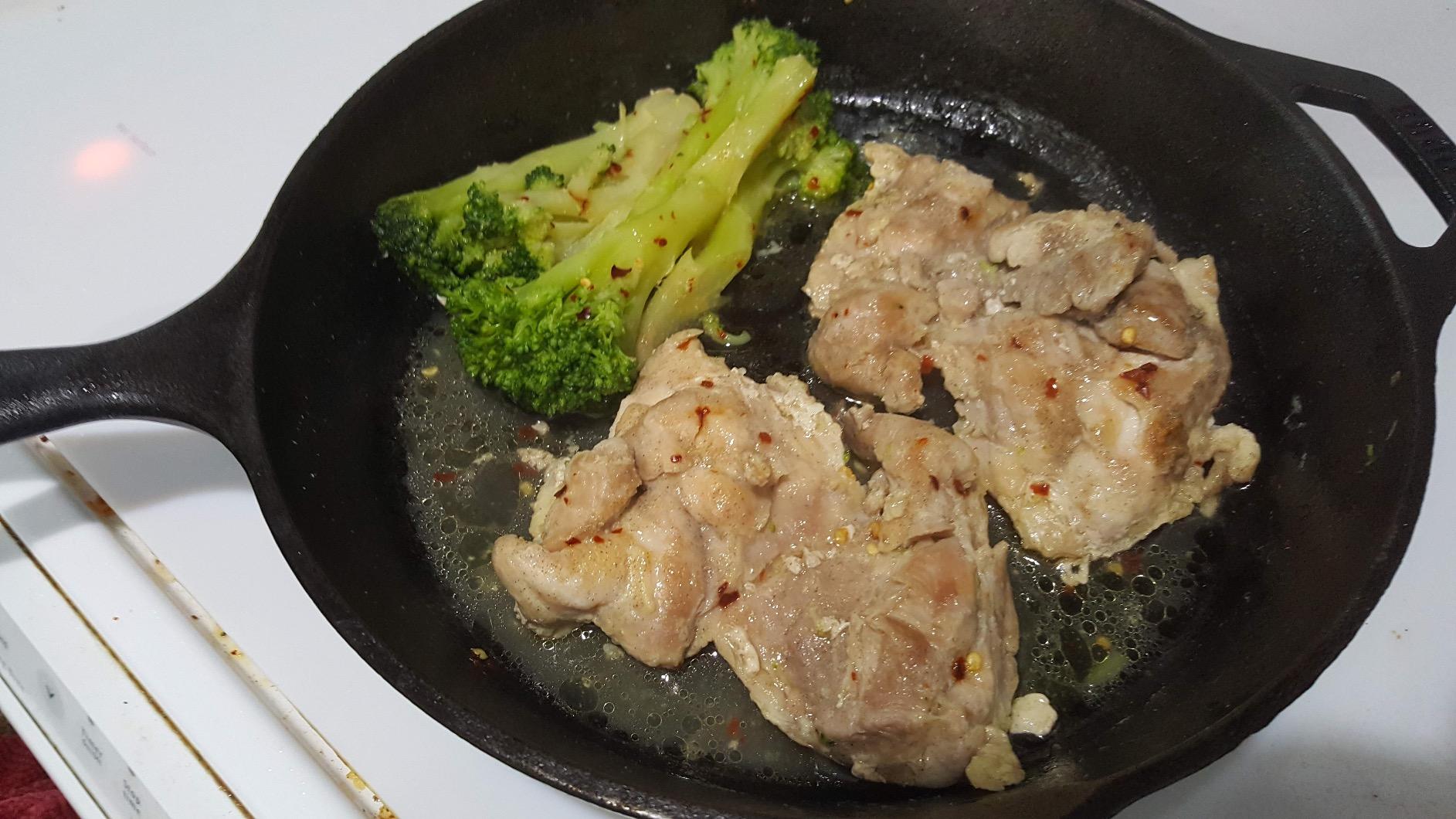 Lodge Seasoned Cast Iron Skillet 12 Inches - PFAS-Free, Non-Toxic Cookware customer photo 2
