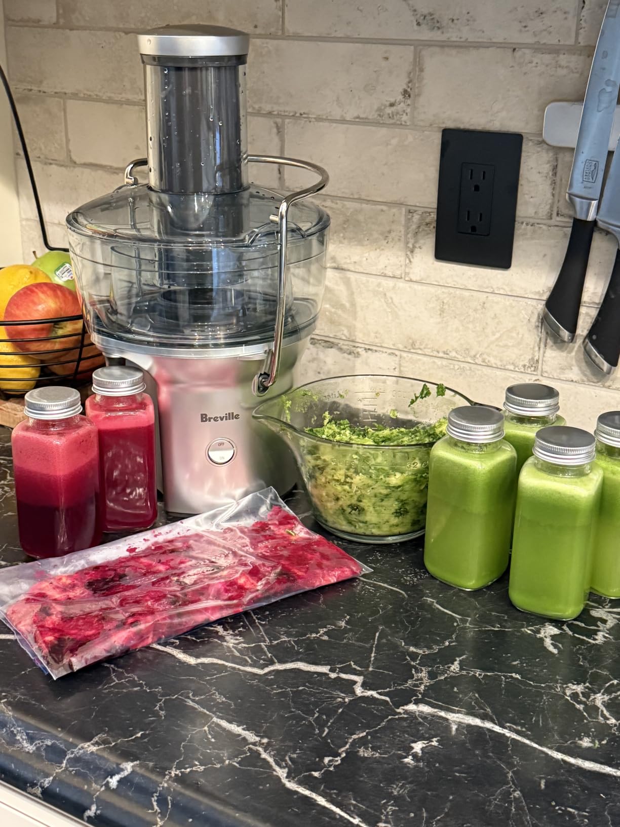 Breville BJE200XL Juice Fountain Compact Centrifugal Machine, Silver | Juice whole produce quietly with juicer's 3 in wide chute | Space-saving design for small kitchens | 25 fl oz capacity customer photo 1