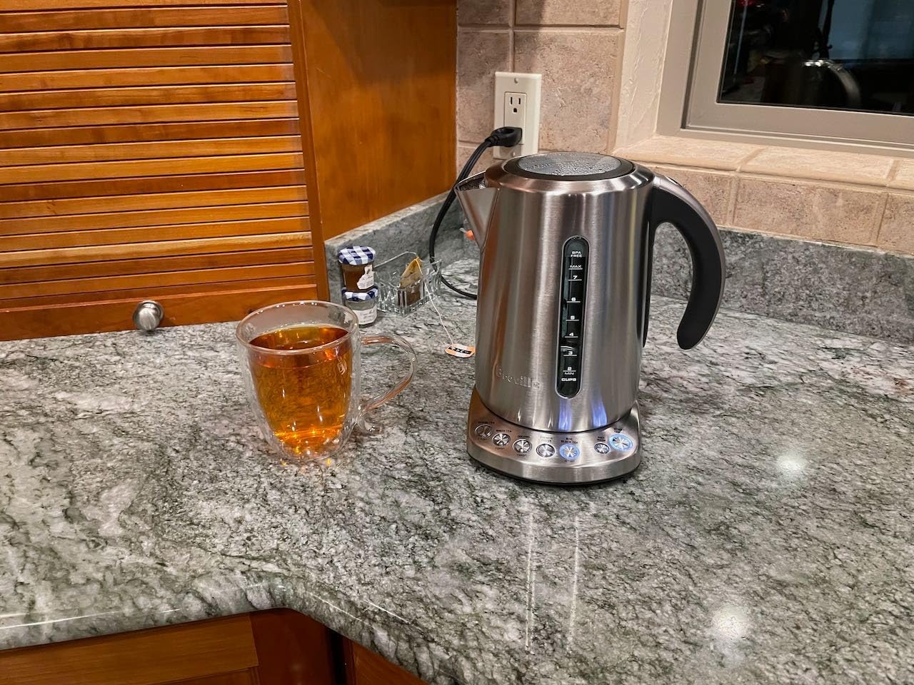 Breville BKE820XL IQ Kettle Water Boiler, Brushed Stainless Steel | Intelligently heat water with auto shut-off and keep-warm settings for precise tea brewing | 7 cup capacity customer photo 2