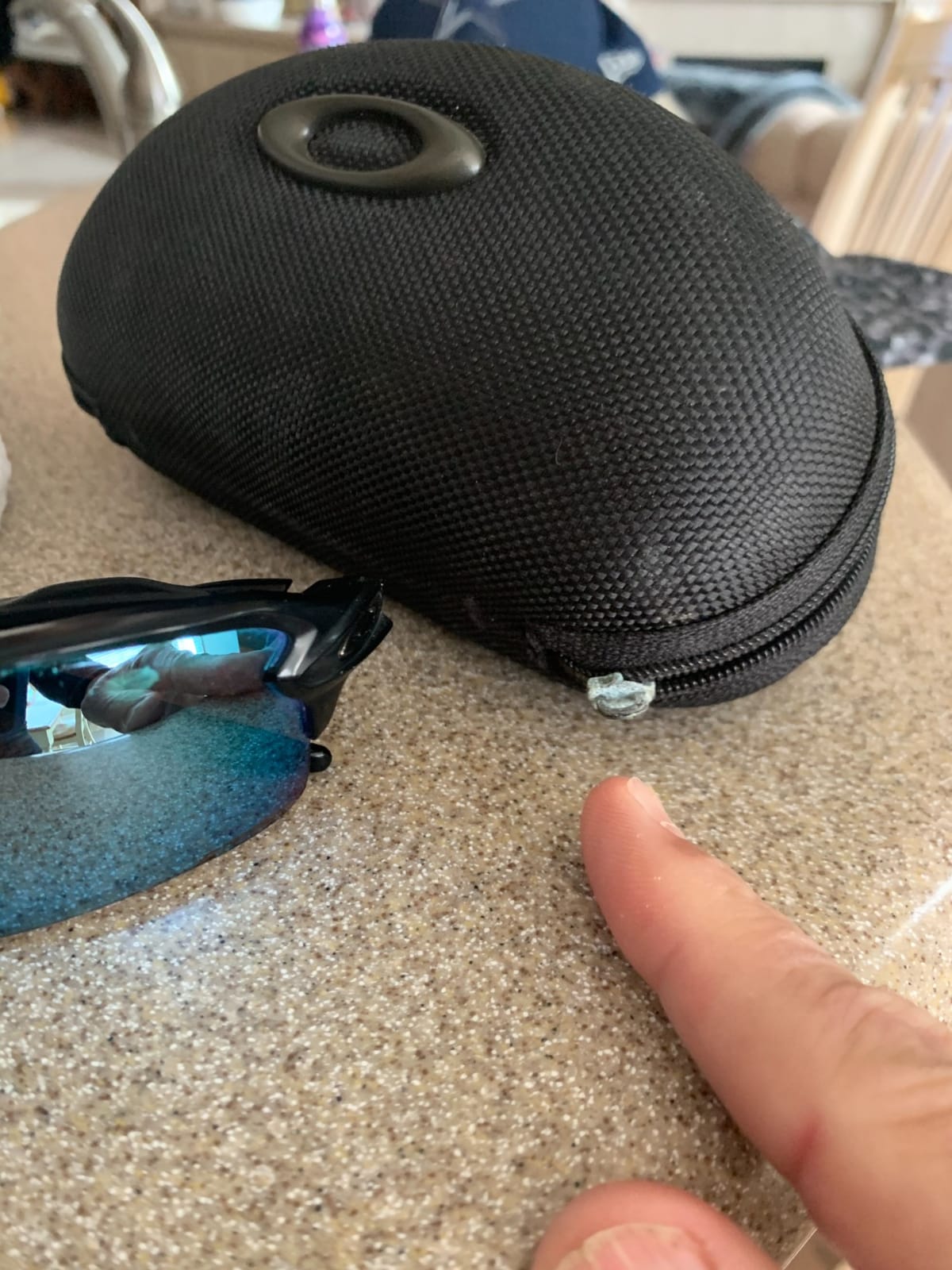 Oakley Soft Vault Sunglass Case, Black, Large customer photo 1