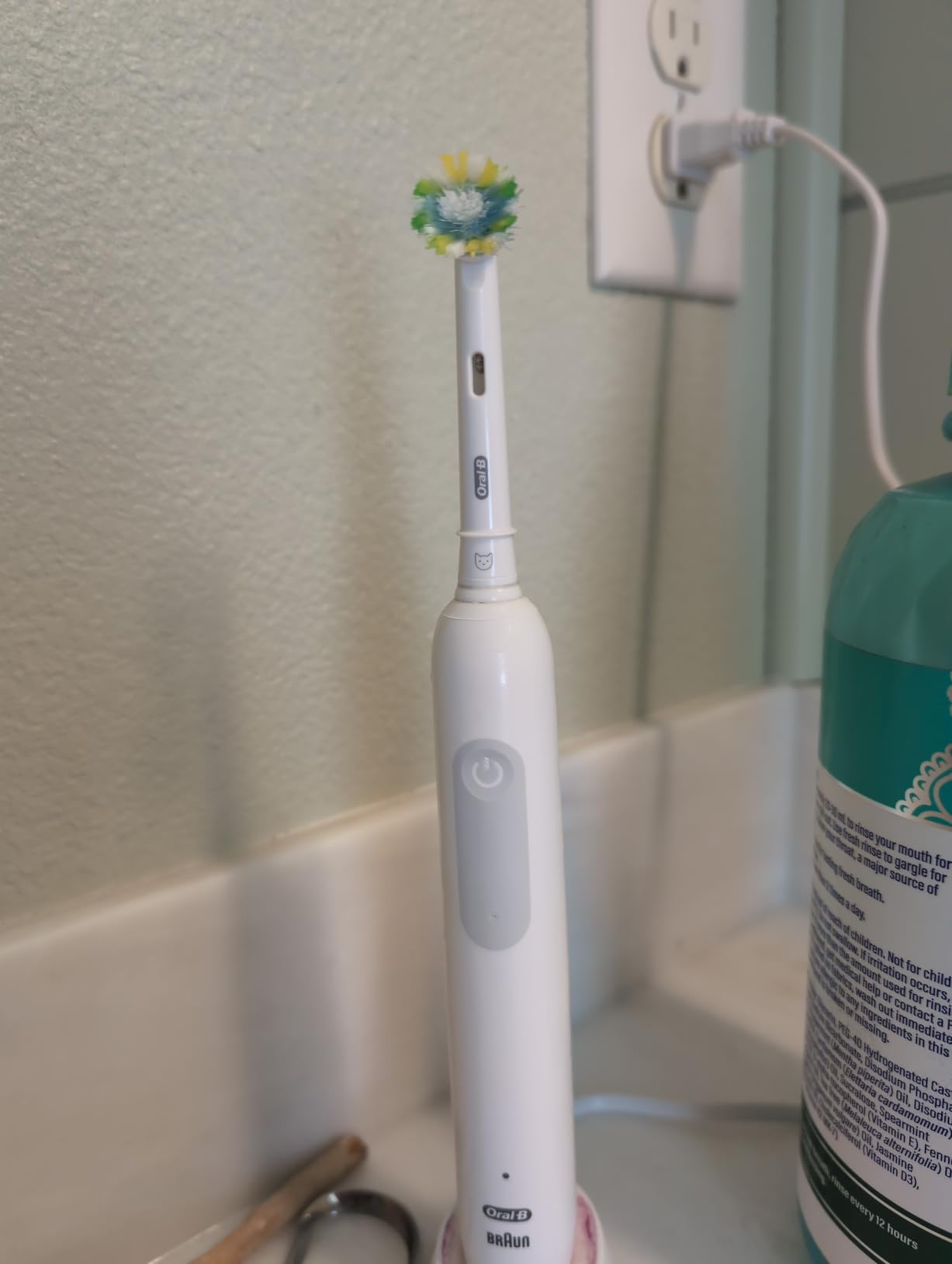 Oral-B Pro 1000 Rechargeable Electric Toothbrush, White customer photo 1