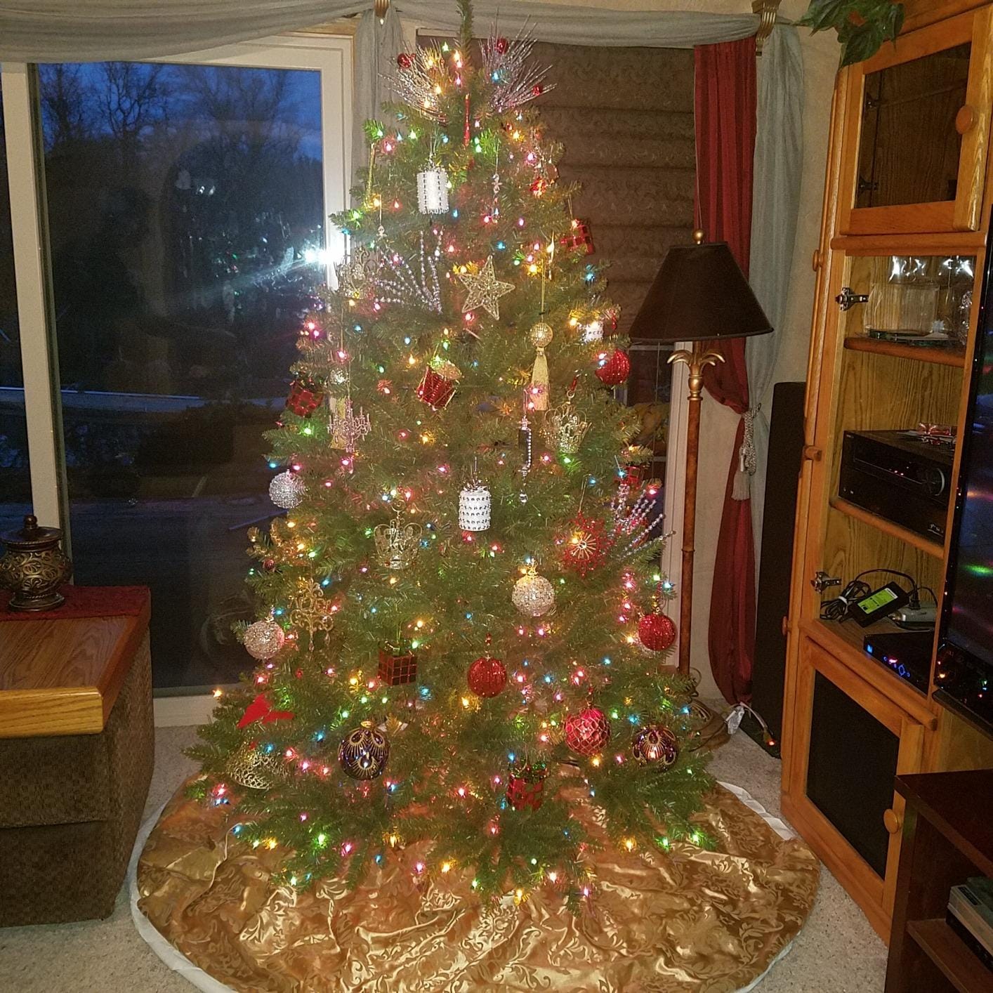National Tree Company 6.5ft Pre-Lit Dunhill Fir Full Christmas Tree | 650 Multicolor Lights, 1,838 Tips, Includes Stand, Artificial, Green customer photo 1