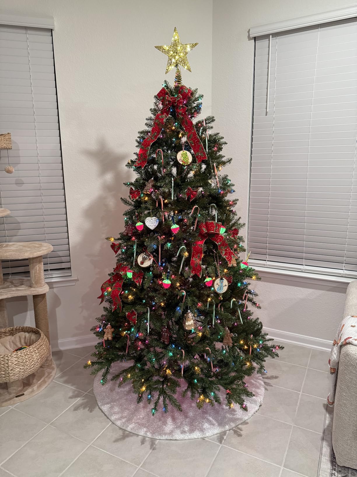 National Tree Company 6.5ft Pre-Lit Dunhill Fir Full Christmas Tree | 650 Multicolor Lights, 1,838 Tips, Includes Stand, Artificial, Green customer photo 2