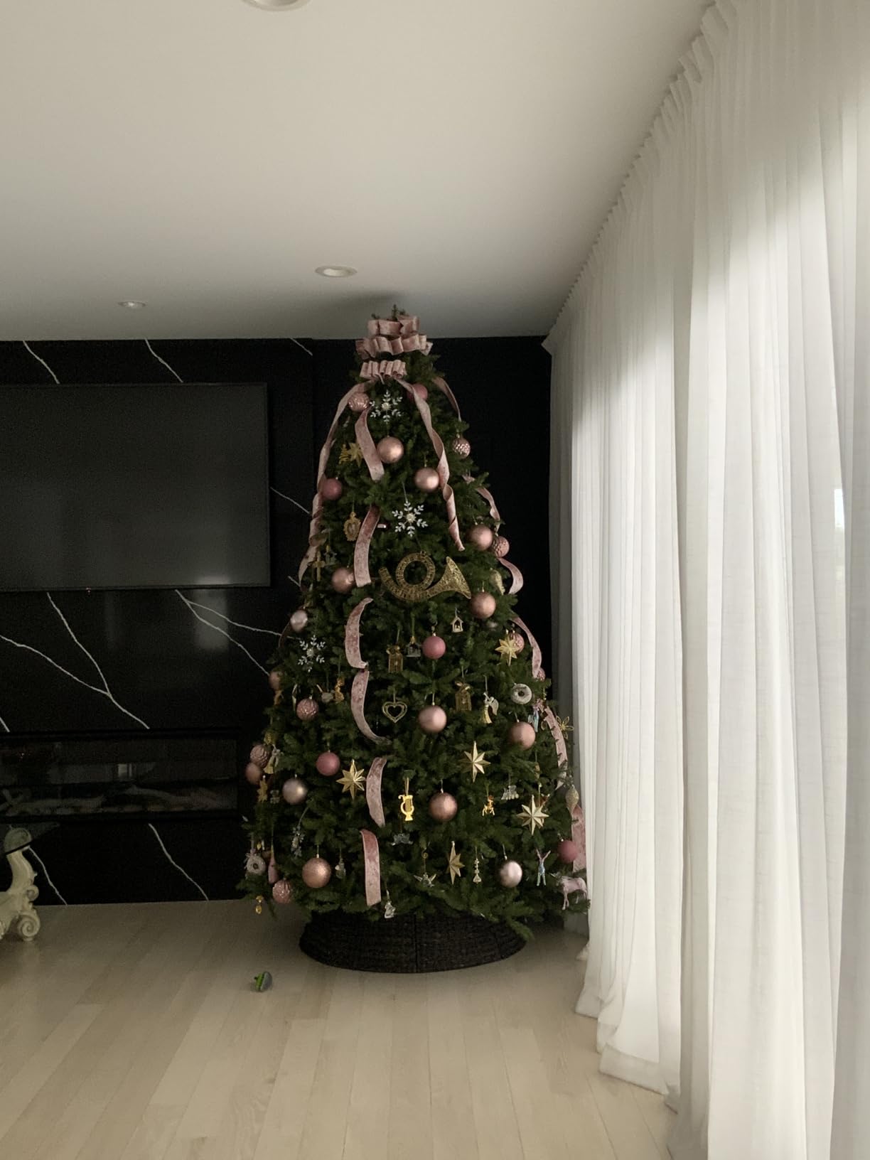 National Tree Company 7.5ft Pre-Lit Dunhill Fir Artificial Christmas Tree | 700 LED Lights, 10 Light Functions, 2,514 Tips, Foot Pedal, Includes Stand, Green customer photo 1