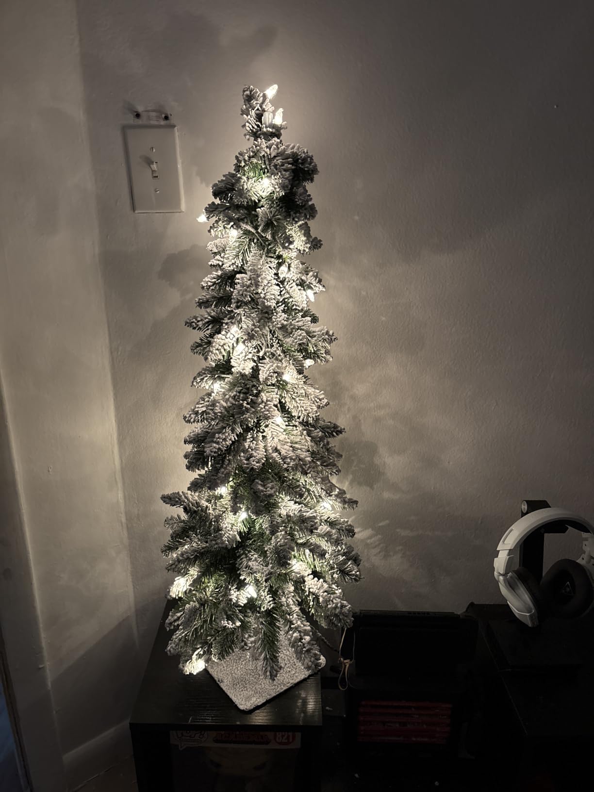 National Tree Company 3ft Pre-Lit Flocked Downswept Christmas Forestree | 50 Clear Lights, 198 Tips, Mini Artificial Christmas Tree, Metal Plate Base, Green customer photo 2