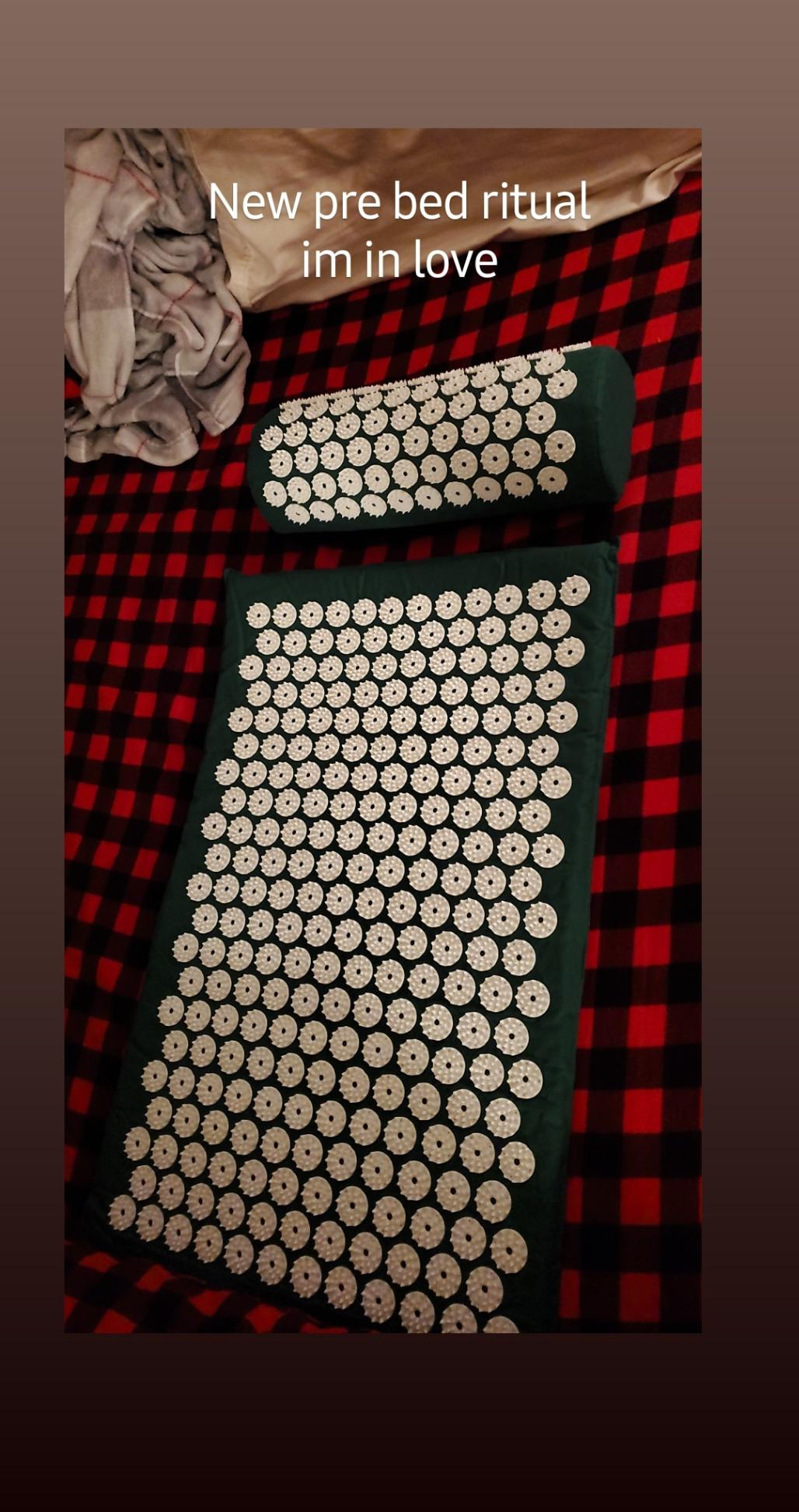 Sivan Back and Neck Pain Relief Acupressure Mat and Pillow Set, Chronic Back Pain Treatment - Relieves Your Stress of Lower Upper Back and Sciatic Pain - Green customer photo 2
