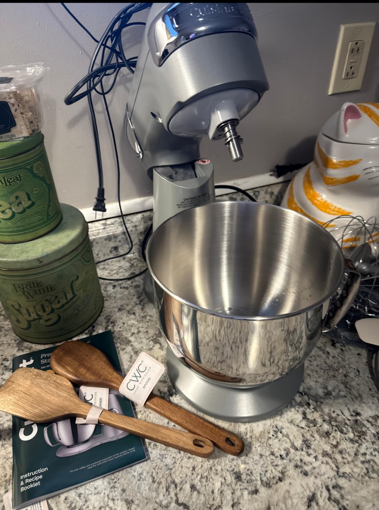 Cuisinart Stand Mixer, 12 Speed, 5.5 Quart Stainless Steel Bowl, Chef's Whisk, Mixing Paddle, Dough Hook, Splash Guard w/ Pour Spout, White Linen, SM-50NAS customer photo 2