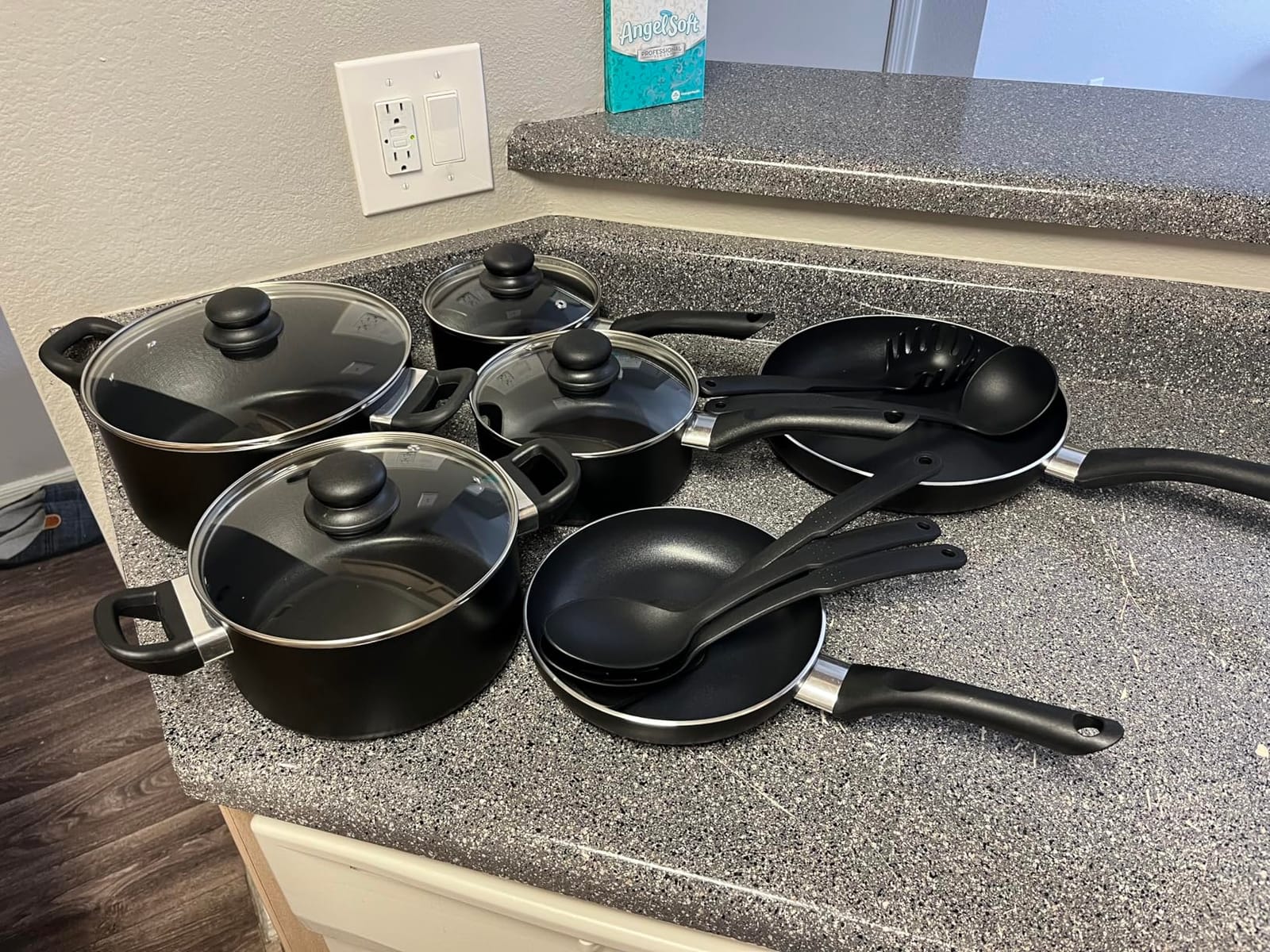 Amazon Basics Non-Stick Kitchen Cookware 15-Piece Set with Stay-Cool Handles, Even Heating, Non-Induction, Includes Pots, Pans, and Utensils, Black customer photo 1