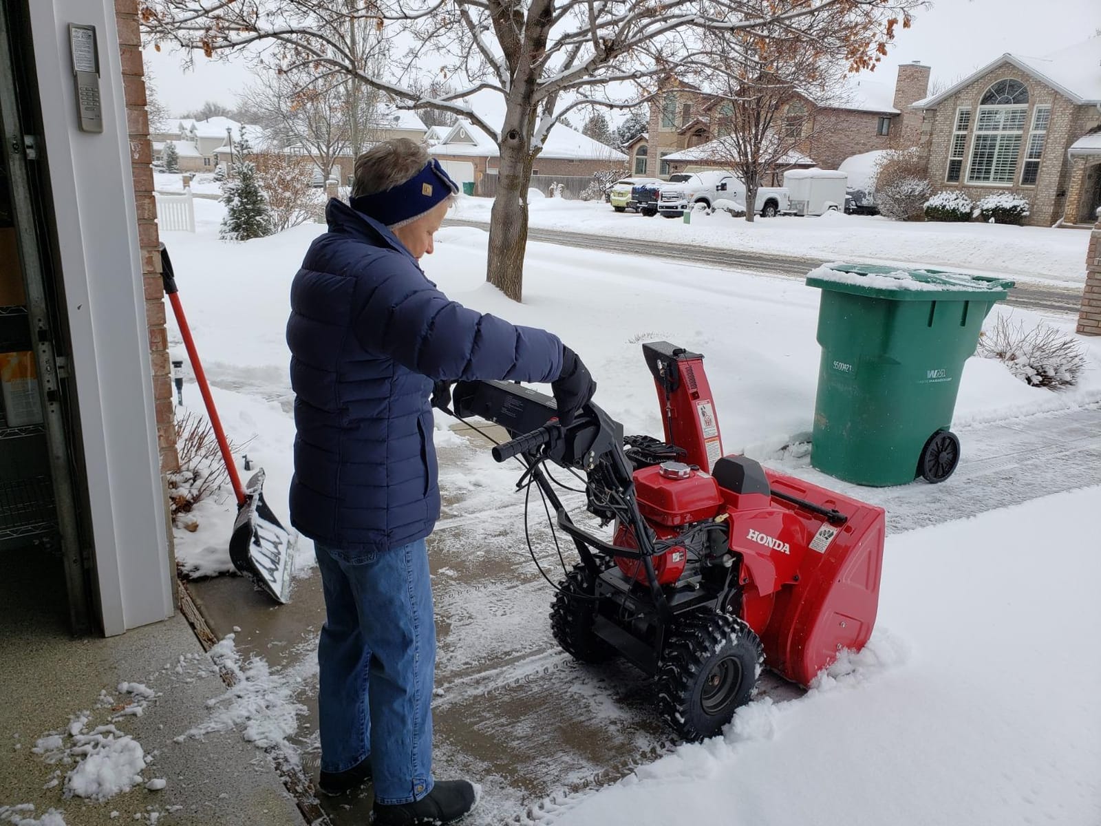 Honda HSS724 23.8-Inch Two Stage Snow Blower (HSS724AAWD) | Electric Start, Pneumatic Sure-Grip Tires, Clears Up to 1500 Pounds per Minute, 49-Foot Max Throwing Distance, Self-Propelled customer photo 1