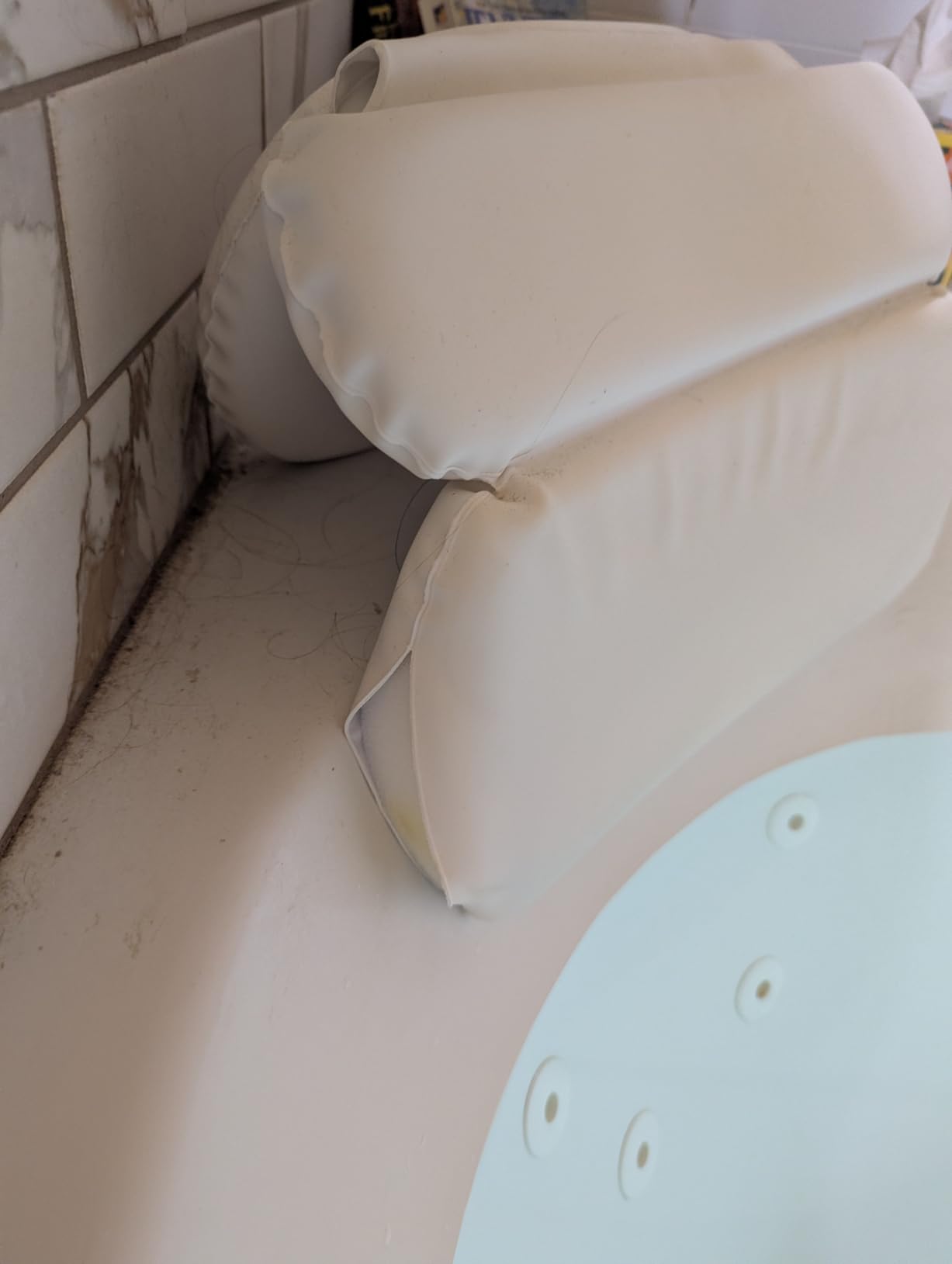Amazon Basics Bath Tub Neck and Back Support Pillow with Non-Slip Suction Cups, Waterproof, Thick Padded 3-Panel, Easy to Clean, Off-white customer photo 2
