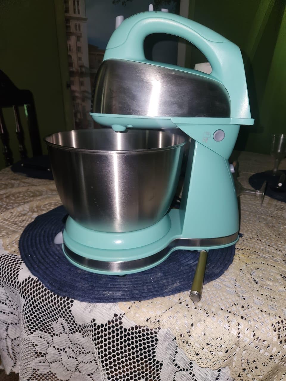 Hamilton Beach Classic Stand and Hand Mixer, 4 Quarts, 6 Speeds with QuickBurst, Bowl Rest, 290 Watts Peak Power, Black and Stainless customer photo 1