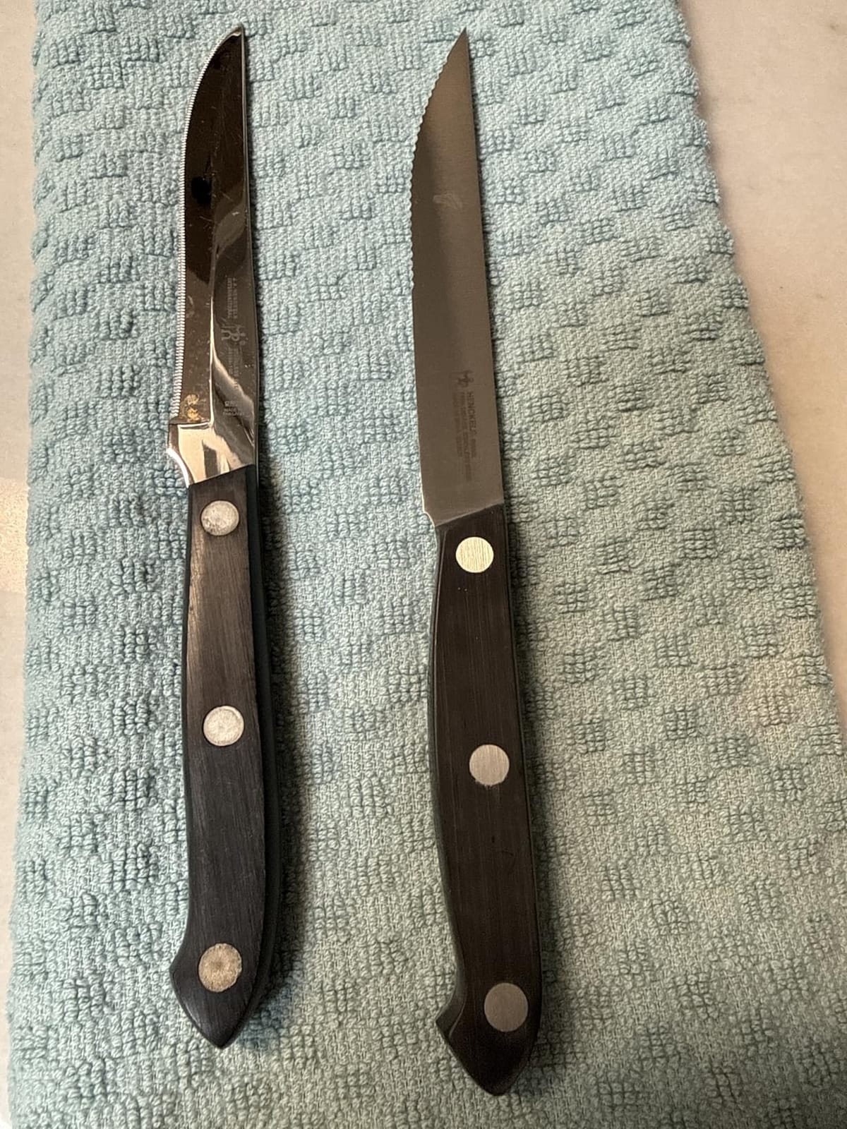 HENCKELS Solution Steak Knife Set of 8, Razor-Sharp, German Engineered | Informed by 100+ Years of Mastery. Dishwasher safe, Effortlessly Slice Through Meats customer photo 2