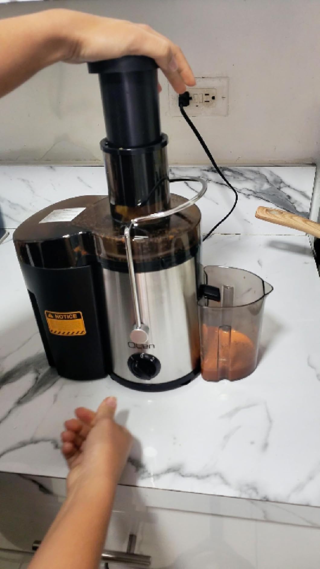 QCen Juicer Machine 500W Centrifugal Juicer with Extra Wide Feed Chute | For Fruits And Vegetables, Stainless Steel, BPA-Free Parts, Easy To Clean, Compact Countertop Juicer, Black customer photo 1