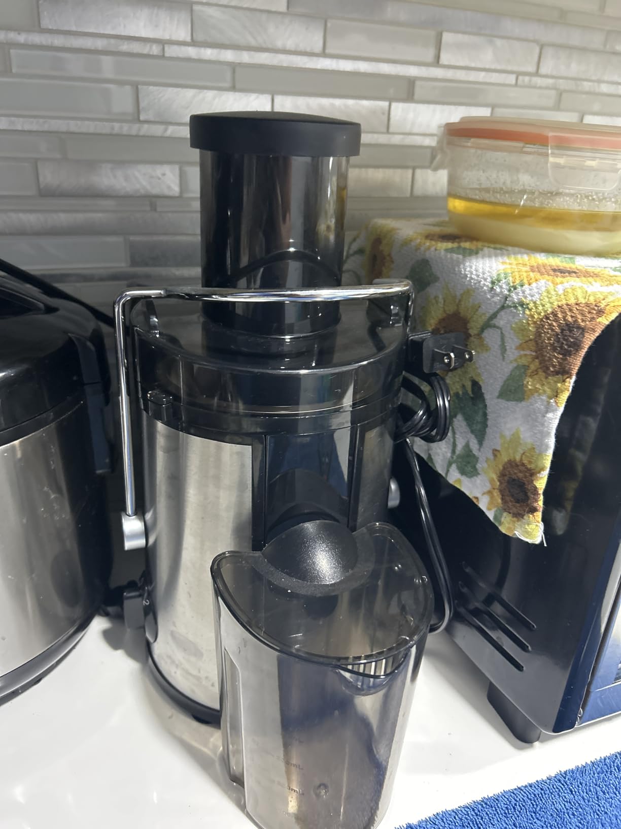 QCen Juicer Machine 500W Centrifugal Juicer with Extra Wide Feed Chute | For Fruits And Vegetables, Stainless Steel, BPA-Free Parts, Easy To Clean, Compact Countertop Juicer, Black customer photo 2