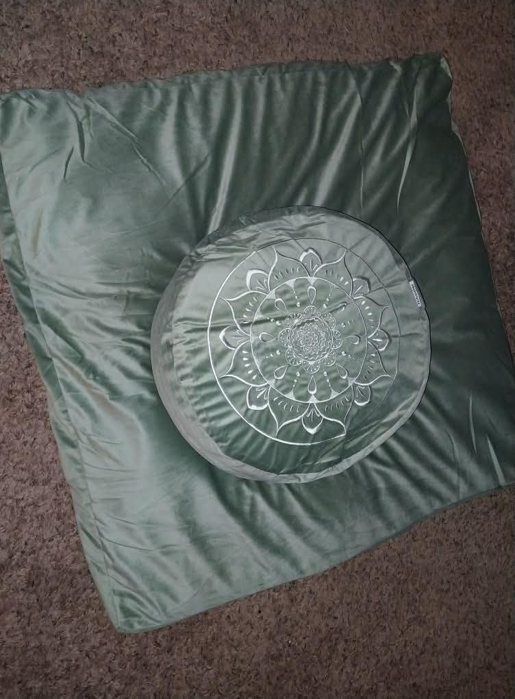 Hihealer Meditation Cushion, Traditional Tibetan Meditation Pillow Velvet Cover - Large Floor Cushion Seating for Adults - Yoga Buckwheat Bolster for Women、Moms customer photo 1