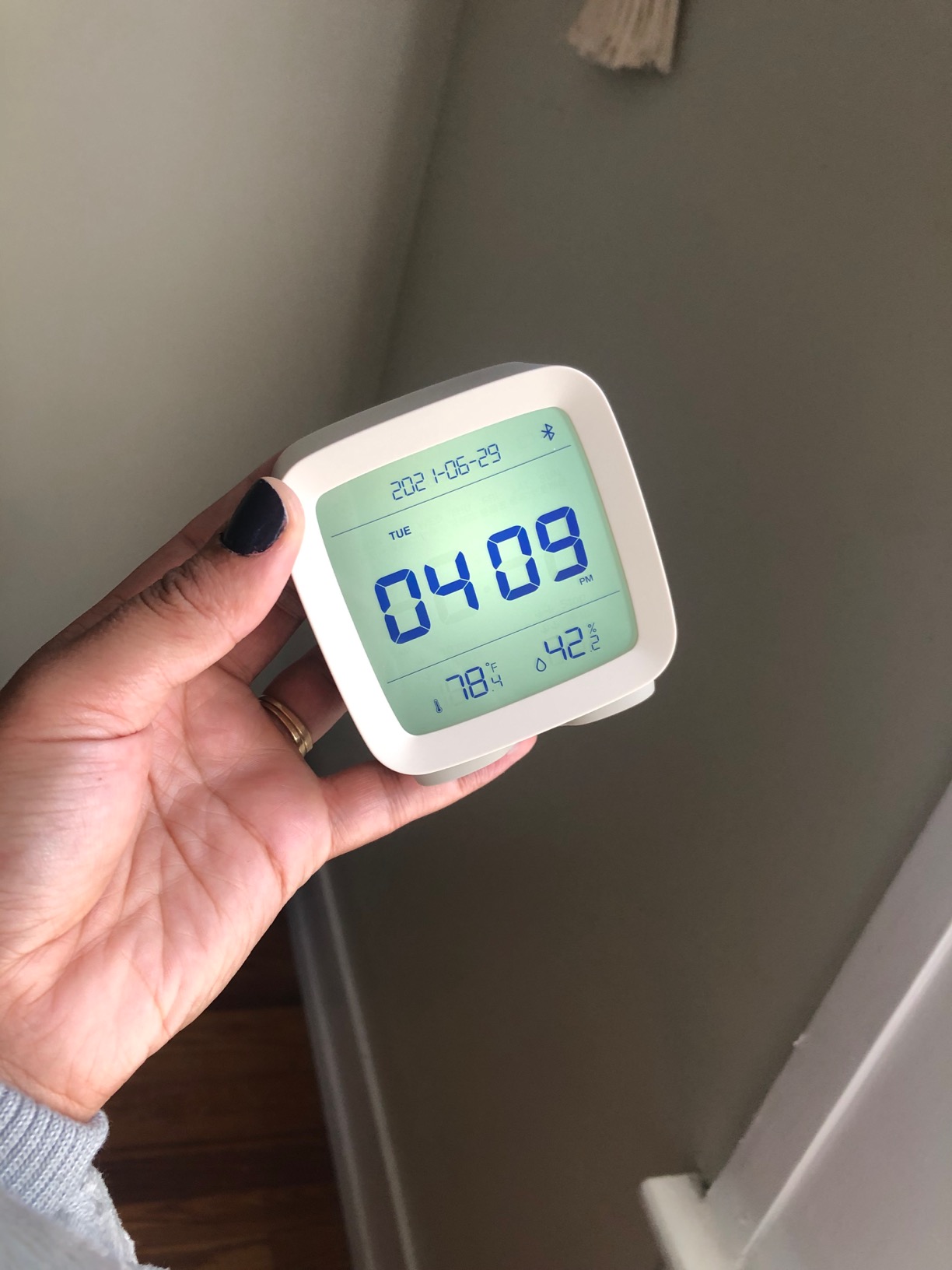 qingping Smart Bluetooth Digital Alarm Clock with Multiple Alarms, Battery Operated Small Alarm Clock with Temperature and Humidity Display for Bedroom, Easy Settings Through app customer photo 1