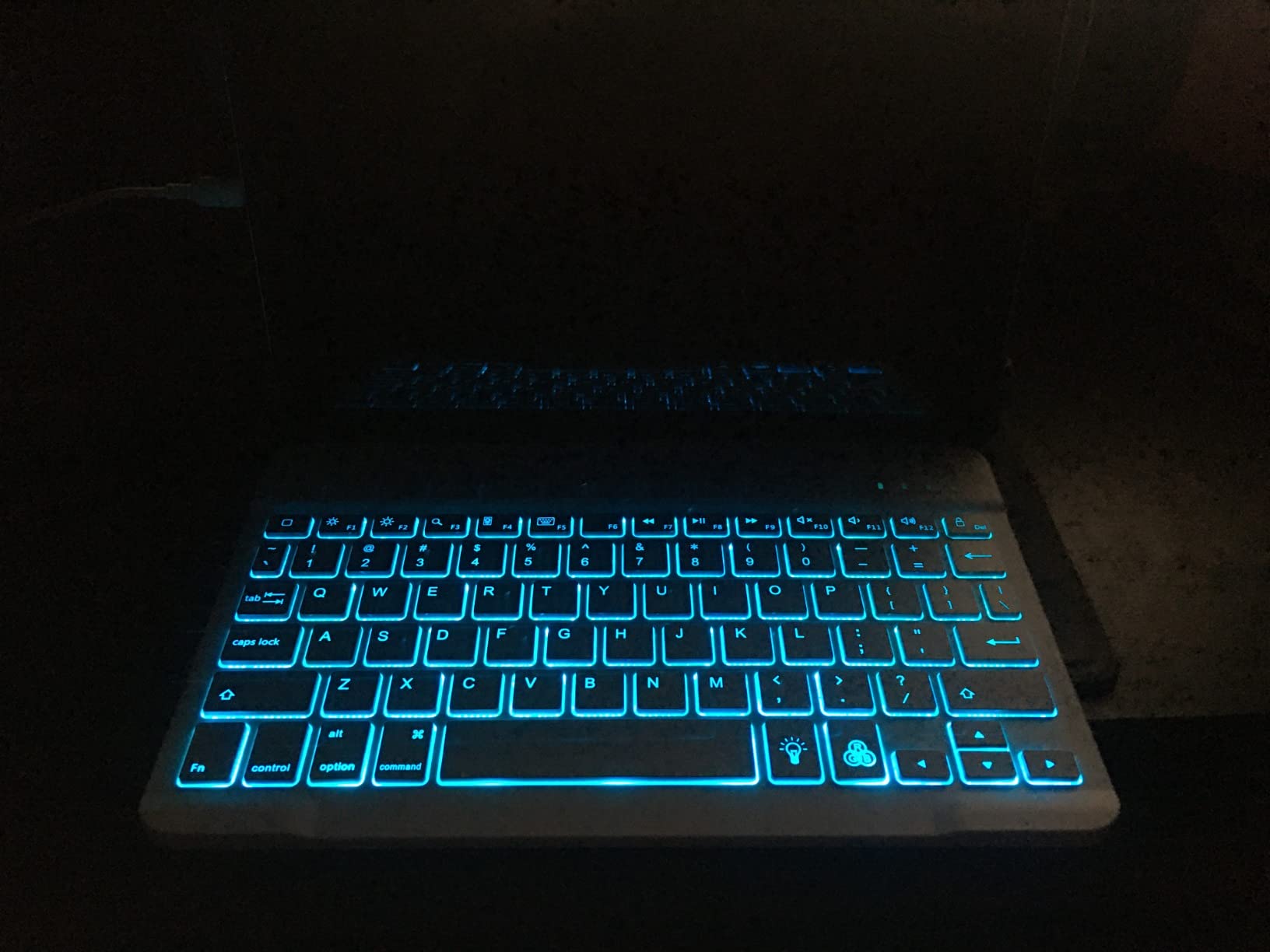 OMOTON 7 Color Backlit & Rechargeable Bluetooth Keyboard for iPad & iPhone | Wireless Ultra Slim Portable Typing Keyboard Compatible with iOS & iPadOS, Perfect for Students & Travel Office Users, White customer photo 1
