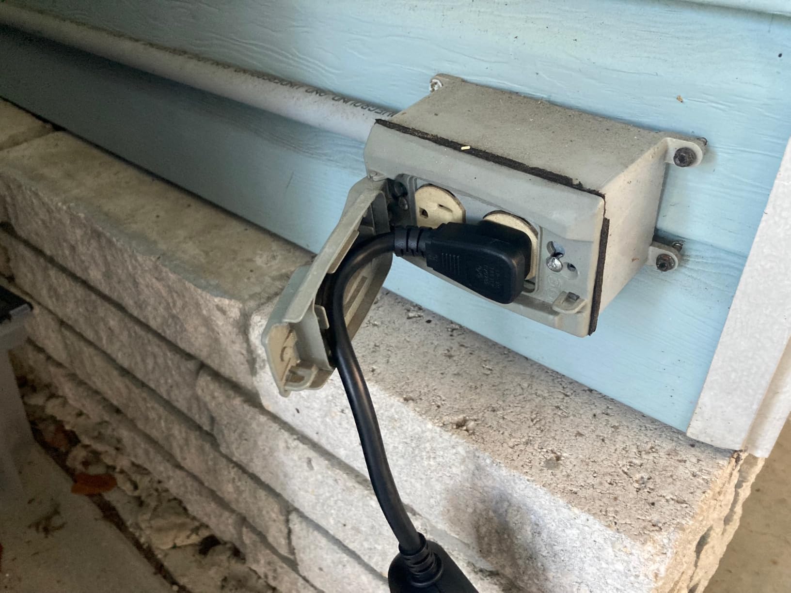 Kasa Outdoor Smart Plug, Smart Home Wi-Fi Outlet Timer, Max Load 15A/1875W, IP64 Weather Resistance, Compatible with Alexa, Google Home & SmartThings, No Hub Required, ETL Certified(KP401) customer photo 2