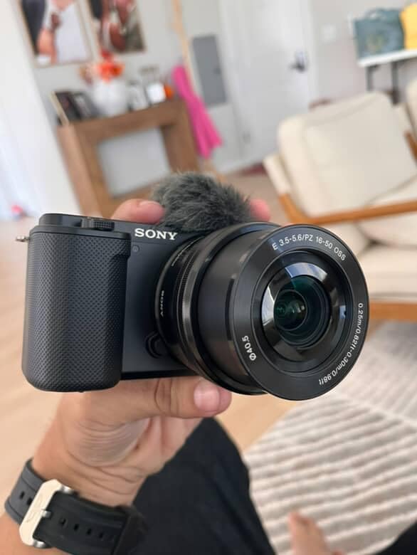Sony Alpha ZV-E10 - APS-C Interchangeable Lens Mirrorless Vlog Camera Kit - Black, Features a 24.2-megapixel approx, Large-Format Image Sensor customer photo 1