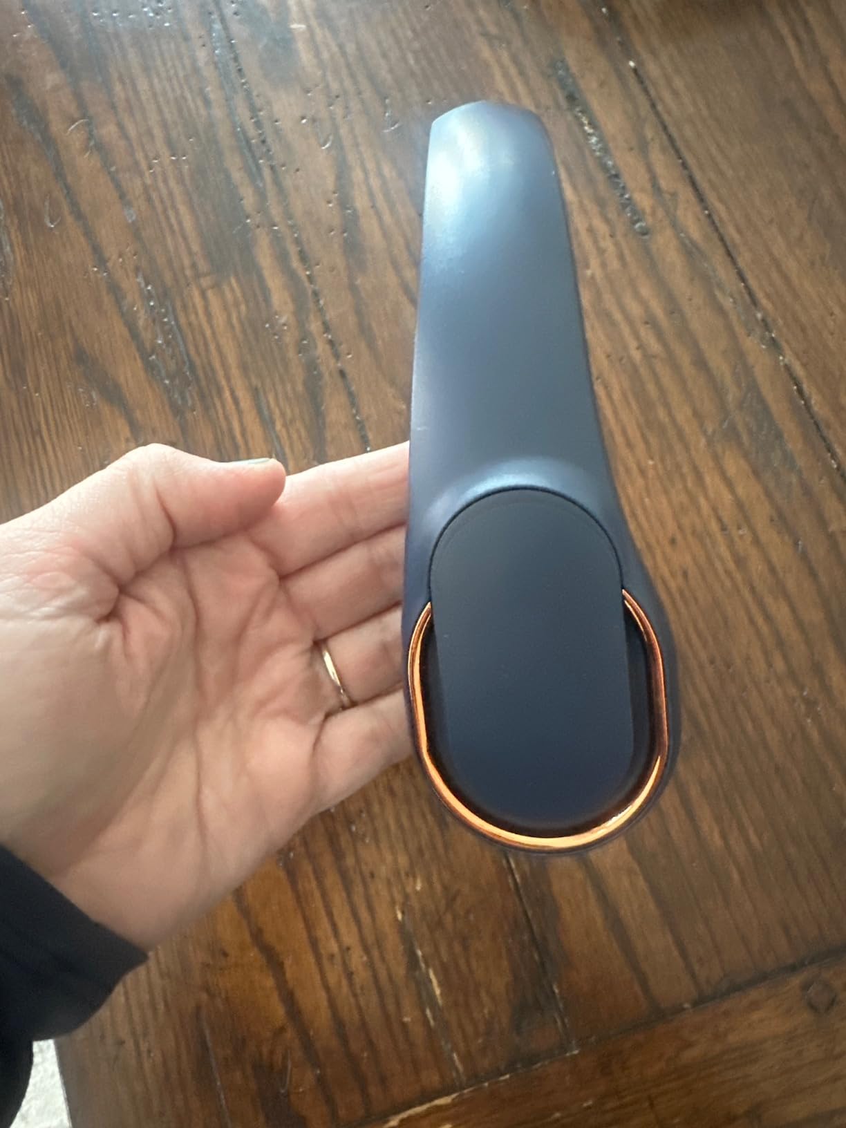 ASNUG Neck Fan, Bladeless Neck Fan, 4000 mAh Rechargeable Personal Fan, 360 Degree Hands Free Wearable Fan customer photo 2