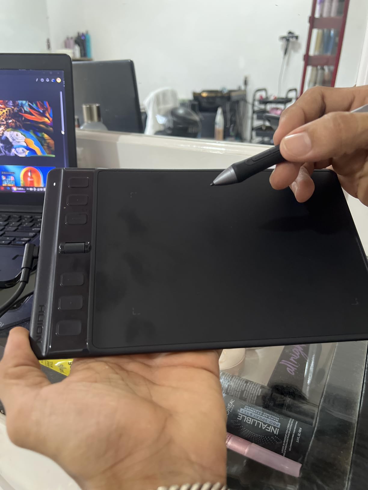 HUION Inspiroy 2 Medium Drawing Tablet with Scroll Wheel, 9 x 5 in, Black | 8 Custom Keys, PenTech 3.0 60° Tilt Support Battery-Free Stylus, for Digital Art, Sketching & Photo Editing customer photo 2