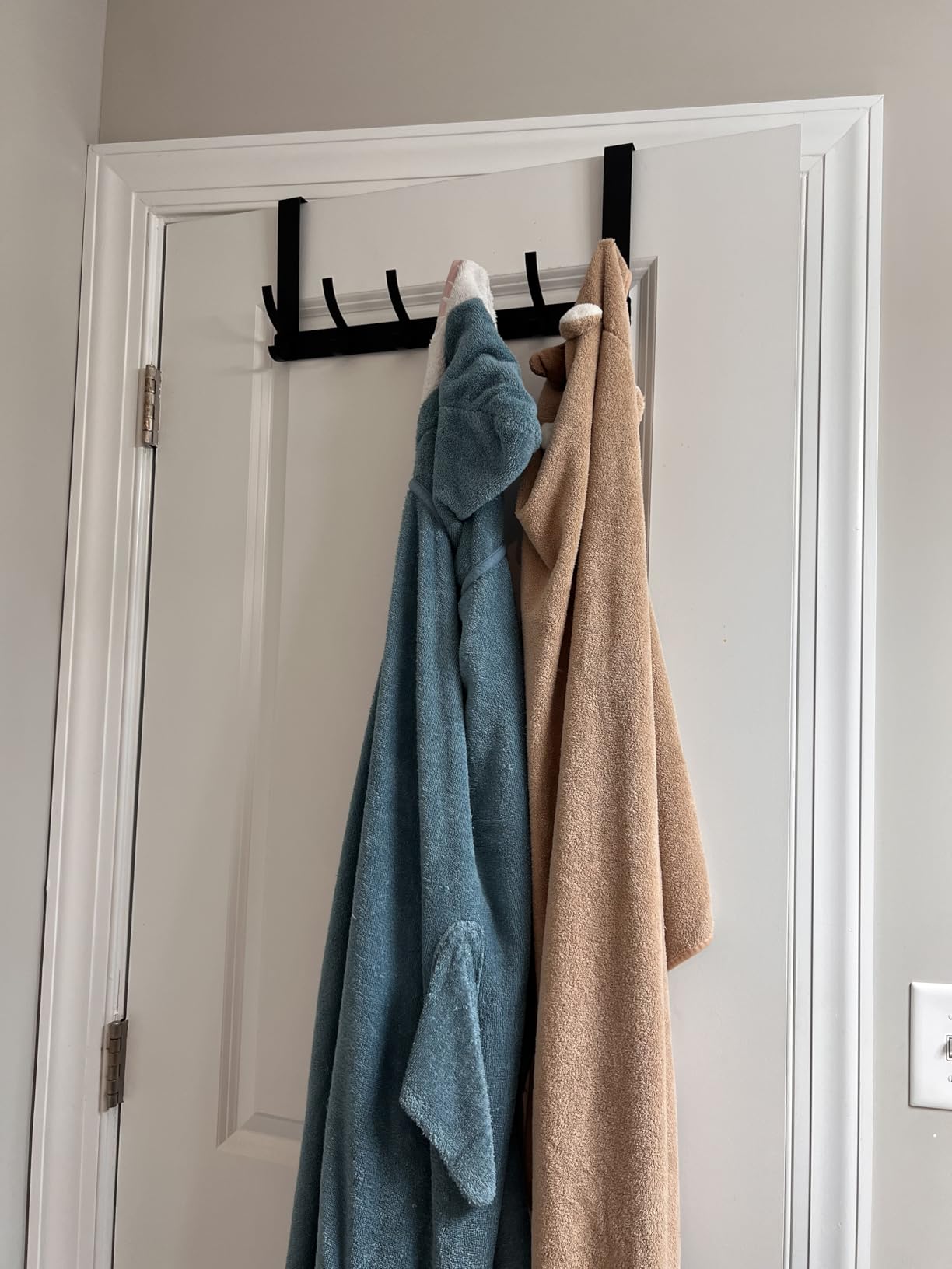 Optish Over The Door Hooks, Door Hanger Hooks for Hanging, Towel Racks for Bathroom with 12 Coat Hook, Coat Rack College Dorm Essentials Bathroom Accessories (1 Pack, Black) customer photo 1