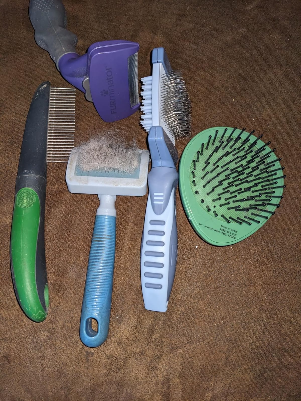 aumuca Dog & Cat Deshedding Brush - Pet Grooming Brush & Undercoat Rake for Long or Short Hair - Dematting Comb for Dogs, Cats, Matted Fur, Kitten, Puppy, Rabbit, Horse customer photo 2