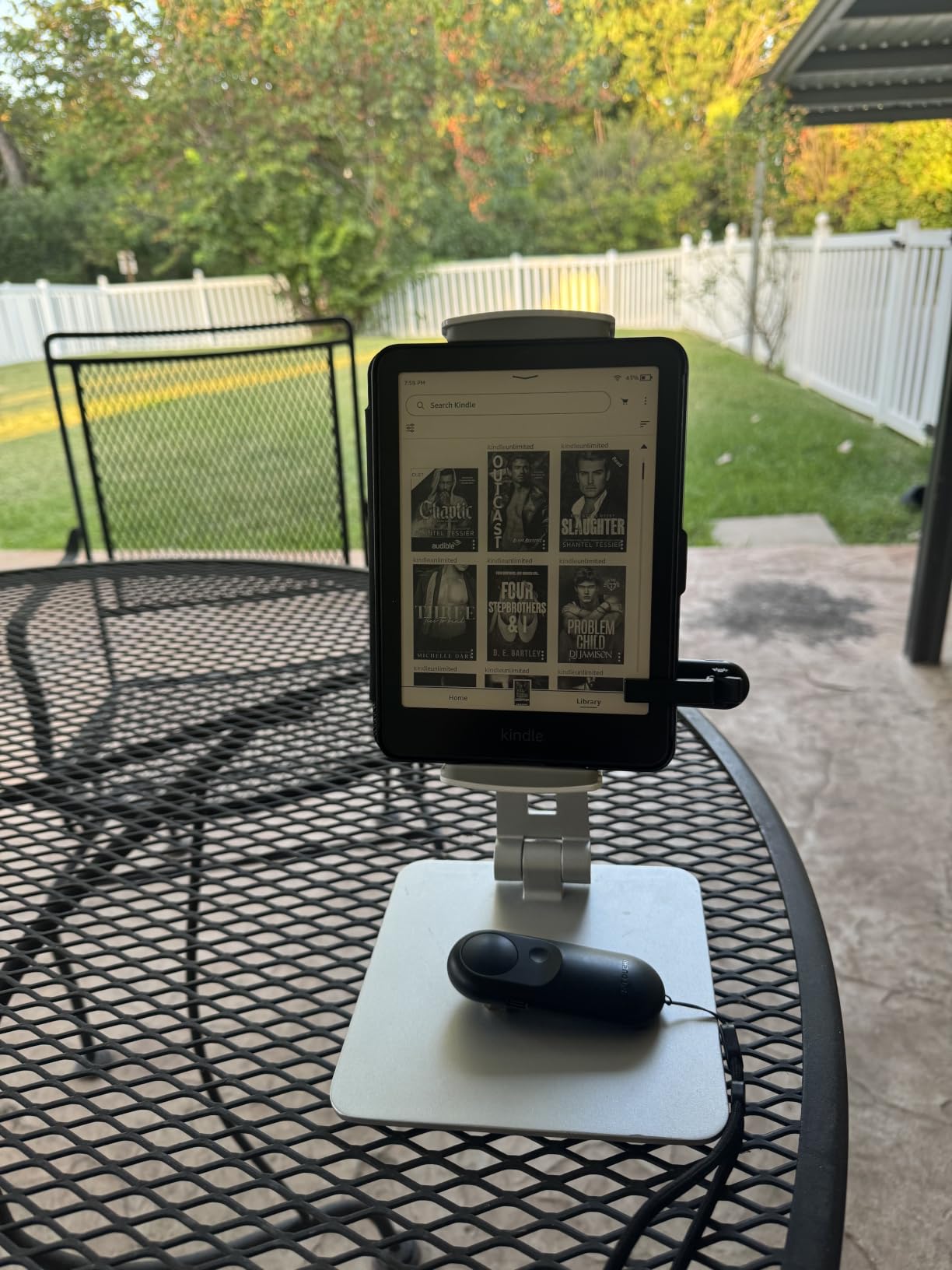 Amazon Kindle Paperwhite Signature Edition 32GB (newest model) - 20% faster with auto-adjusting front light, wireless charging, and weeks of battery life - Metallic Black customer photo 2