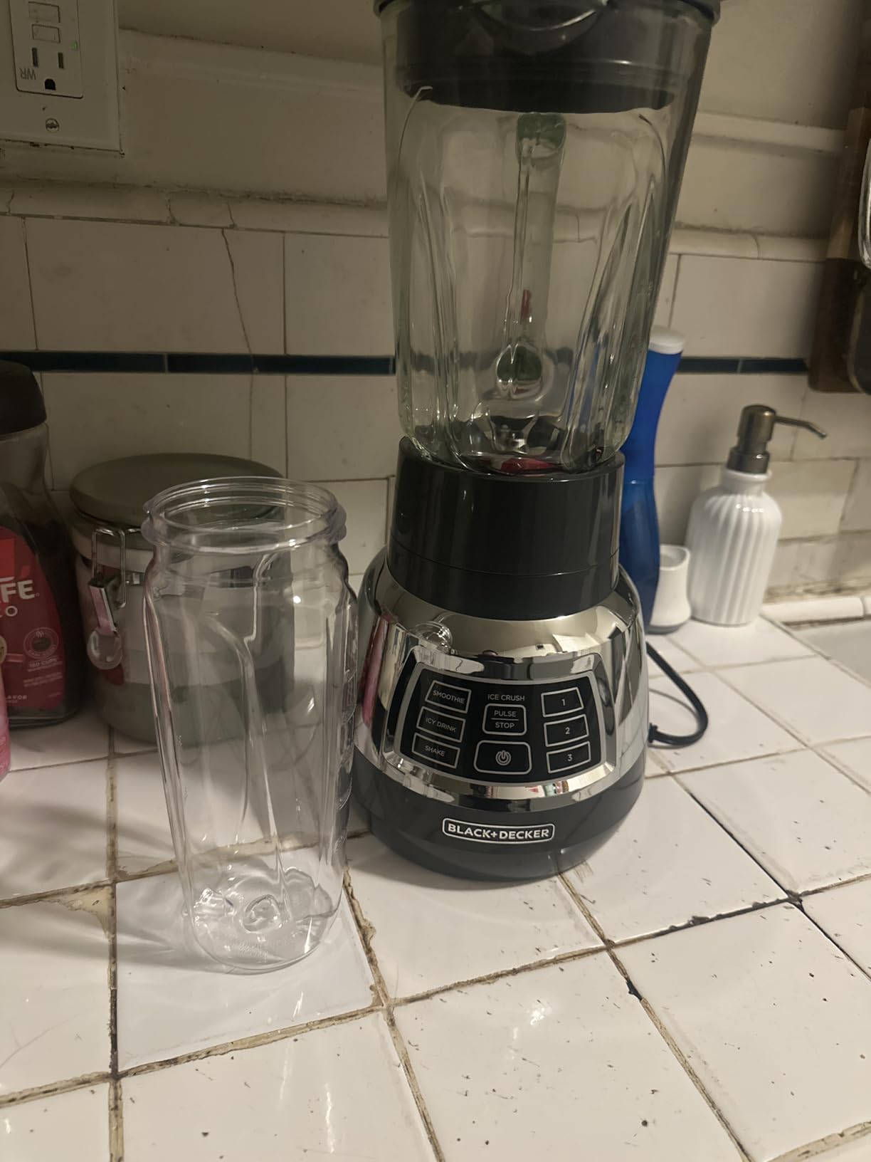 Black+Decker Quiet Blender with 6-Cup Cyclone Glass Jar, 3 Speeds + 3 Functions & Serrated Blade Technology for Faster Blending, Pulse Button and 24-oz Personal Jar, 900W customer photo 1