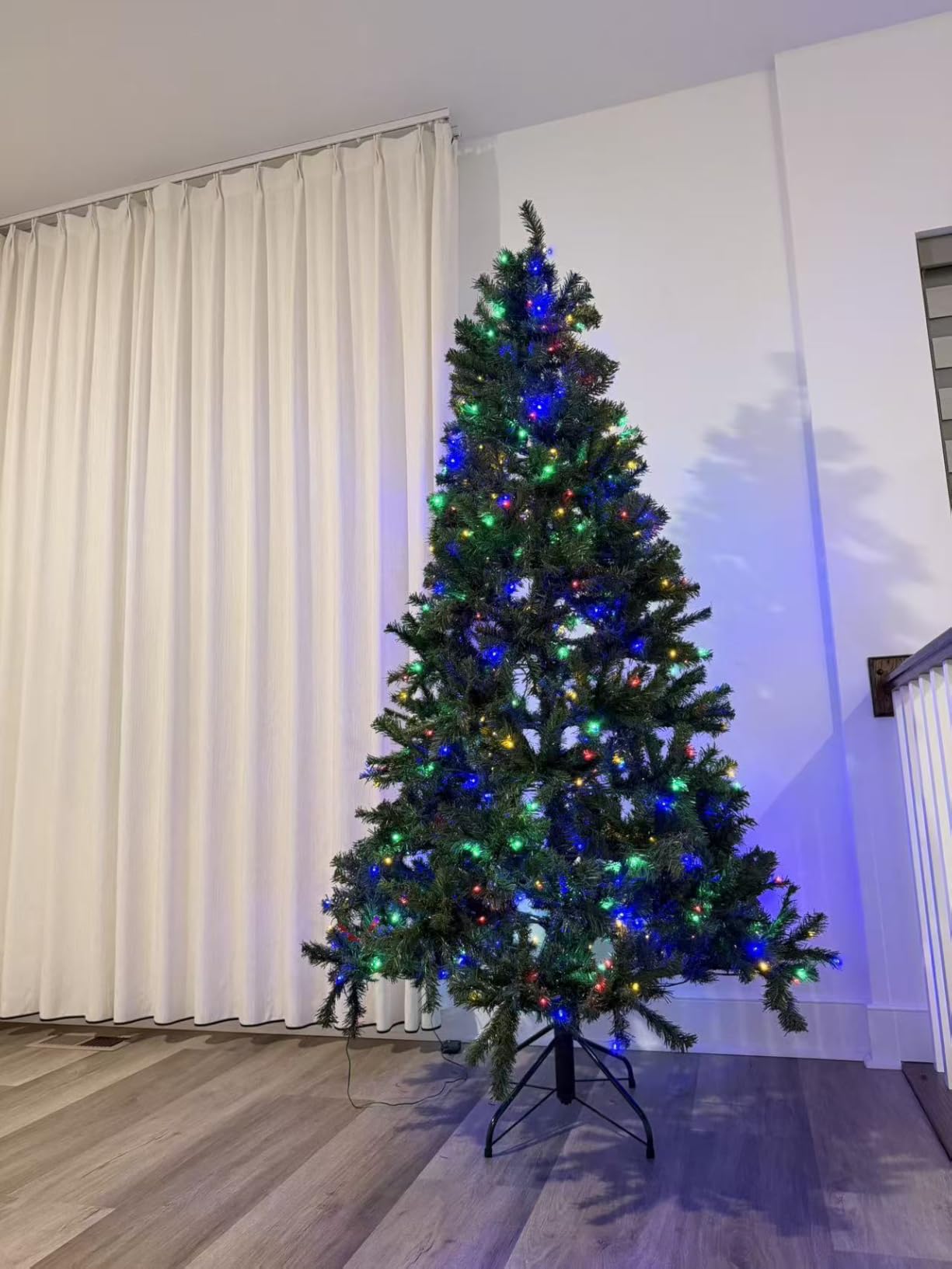 HAPPYGRILL 6FT Flocked Christmas Tree Prelit, Fire Resistant Artificial Christmas Tree with 260 Warm White LED Lights, 1415 Tips, Hinged Structure, Pre-lit Xmas Tree for Bedroom, Living Room customer photo 1