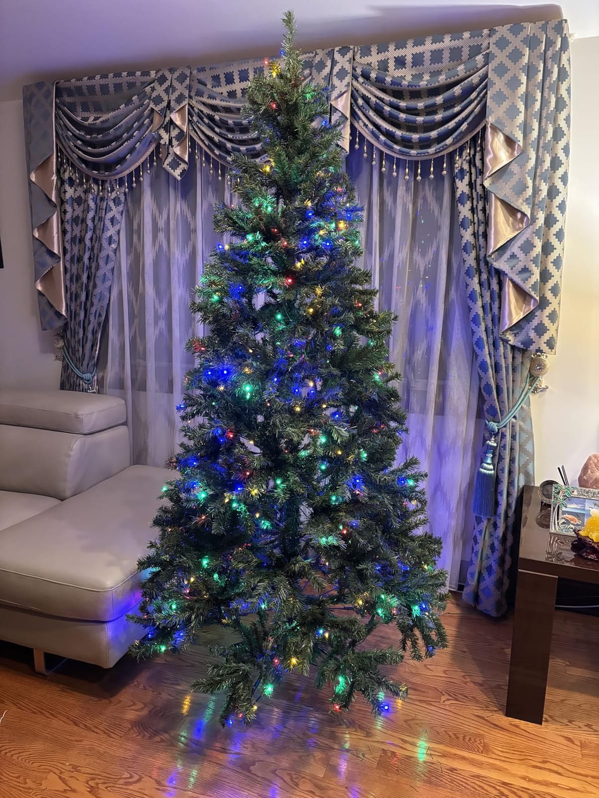 HAPPYGRILL 6FT Flocked Christmas Tree Prelit, Fire Resistant Artificial Christmas Tree with 260 Warm White LED Lights, 1415 Tips, Hinged Structure, Pre-lit Xmas Tree for Bedroom, Living Room customer photo 2